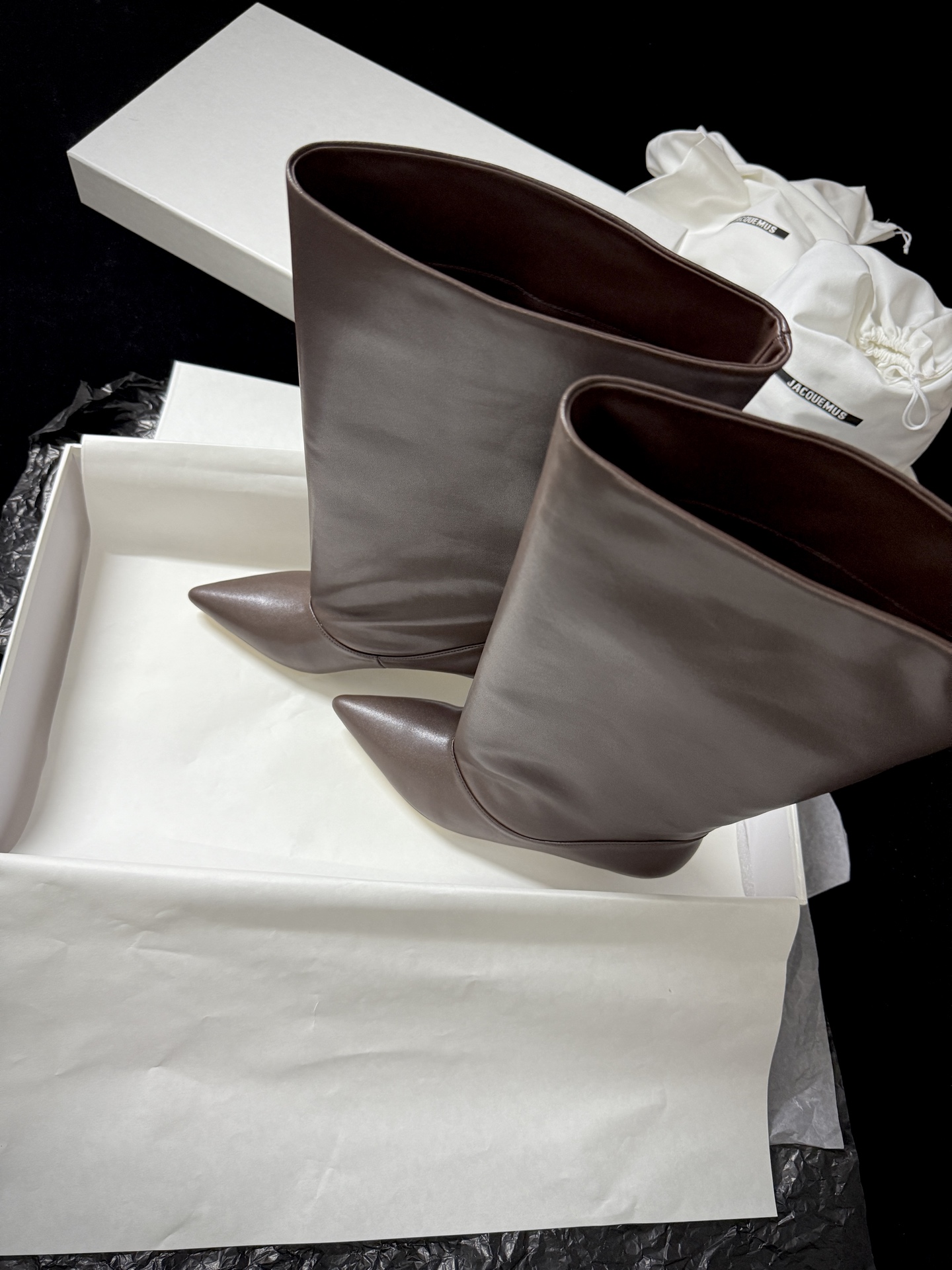 🔳 Jacquemus 🔳 新品靴✔️黑色长靴界的“时髦尖子生” 利落尖头+小猫跟 大靴筒太鲨我 气场直