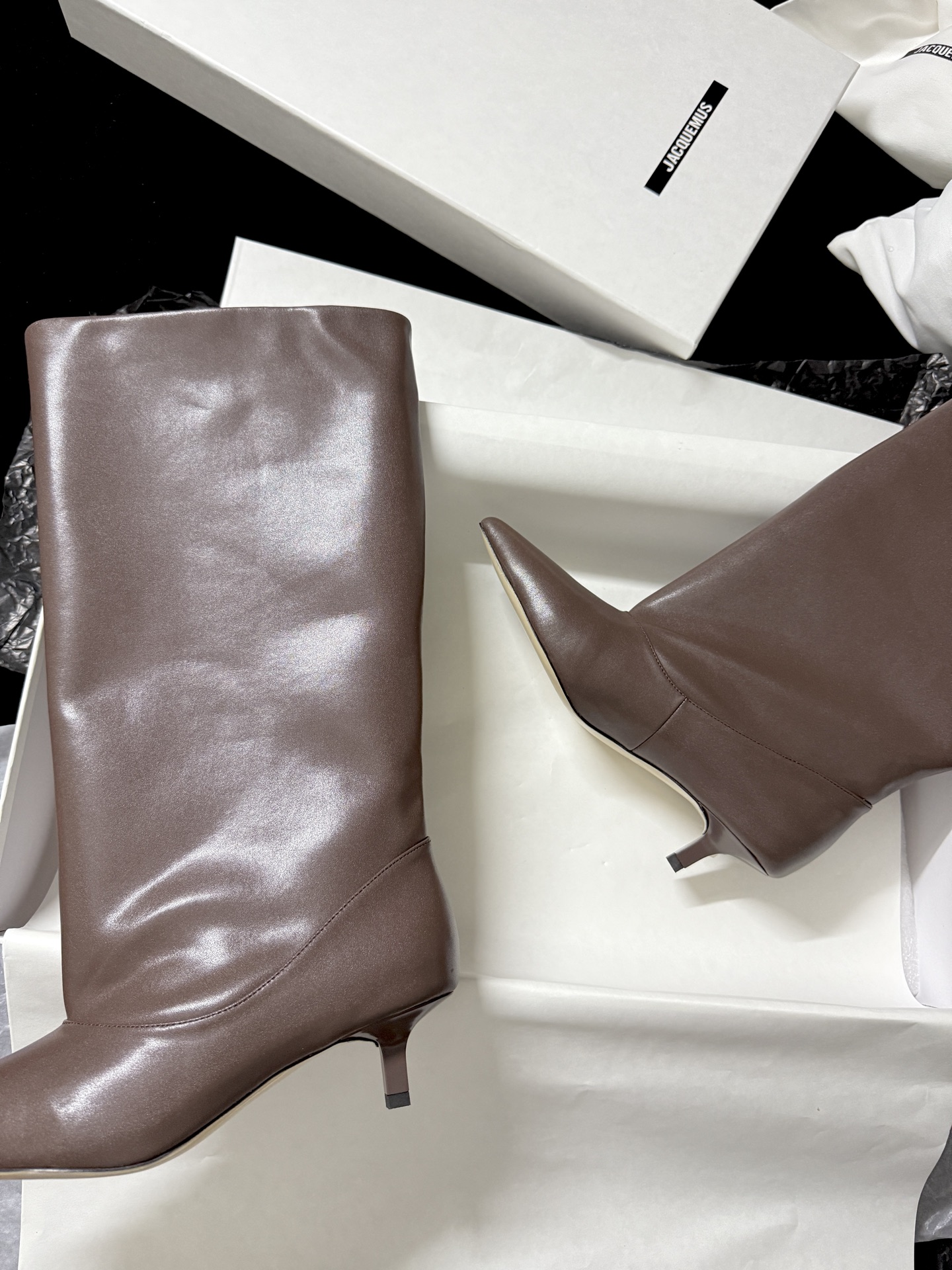 🔳 Jacquemus 🔳 新品靴✔️黑色长靴界的“时髦尖子生” 利落尖头+小猫跟 大靴筒太鲨我 气场直