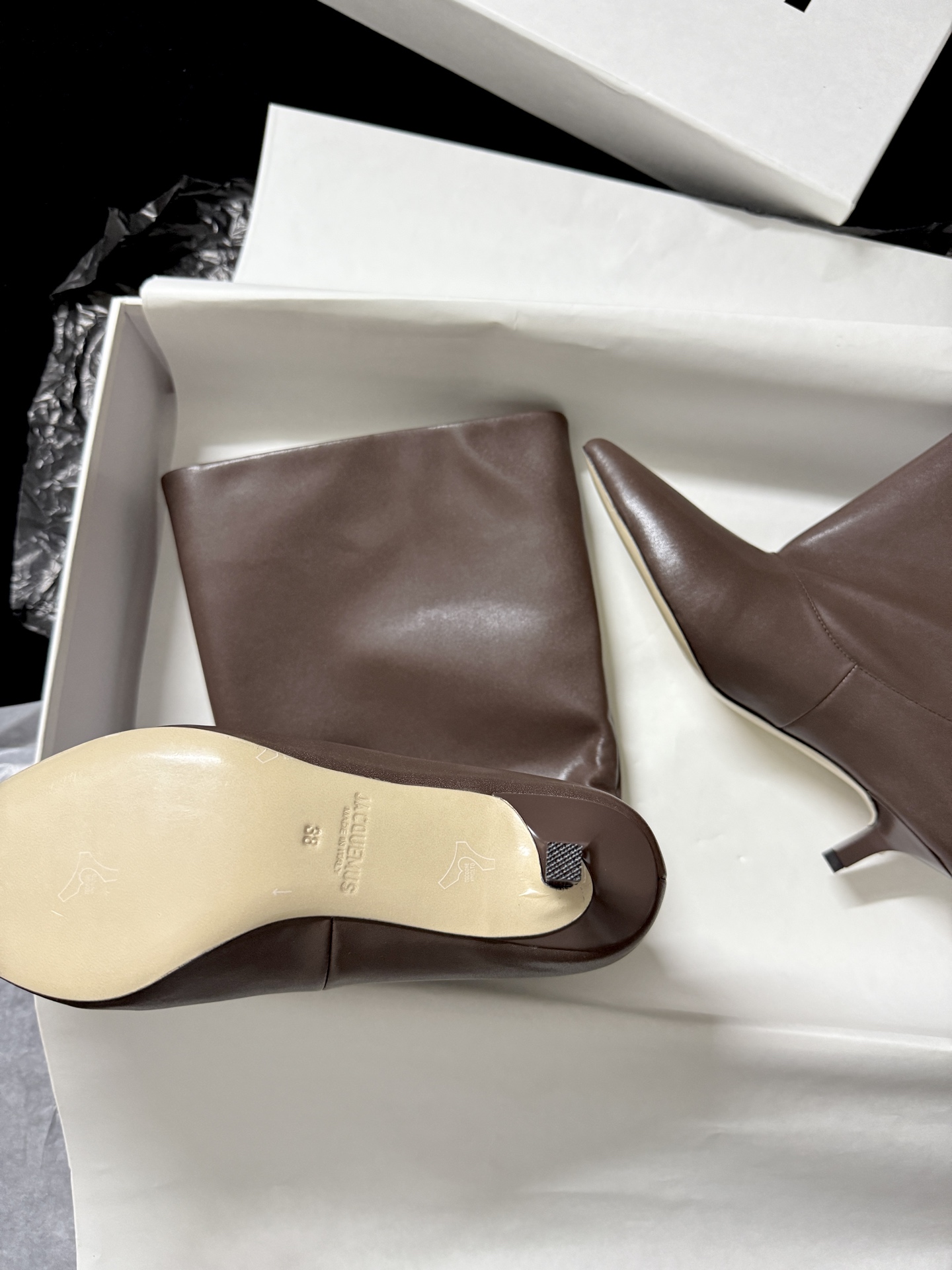 🔳 Jacquemus 🔳 新品靴✔️黑色长靴界的“时髦尖子生” 利落尖头+小猫跟 大靴筒太鲨我 气场直