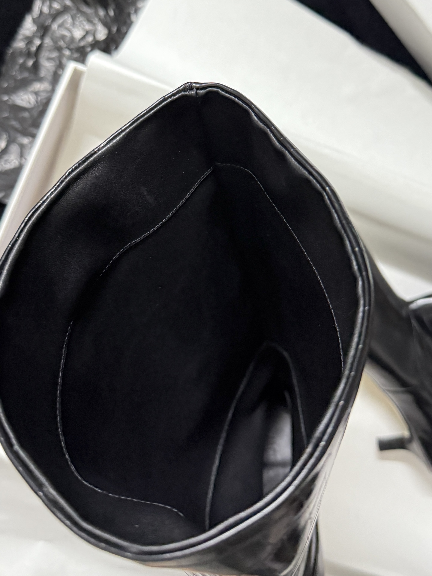 🔳 Jacquemus 🔳 新品靴✔️黑色长靴界的“时髦尖子生” 利落尖头+小猫跟 大靴筒太鲨我 气场直