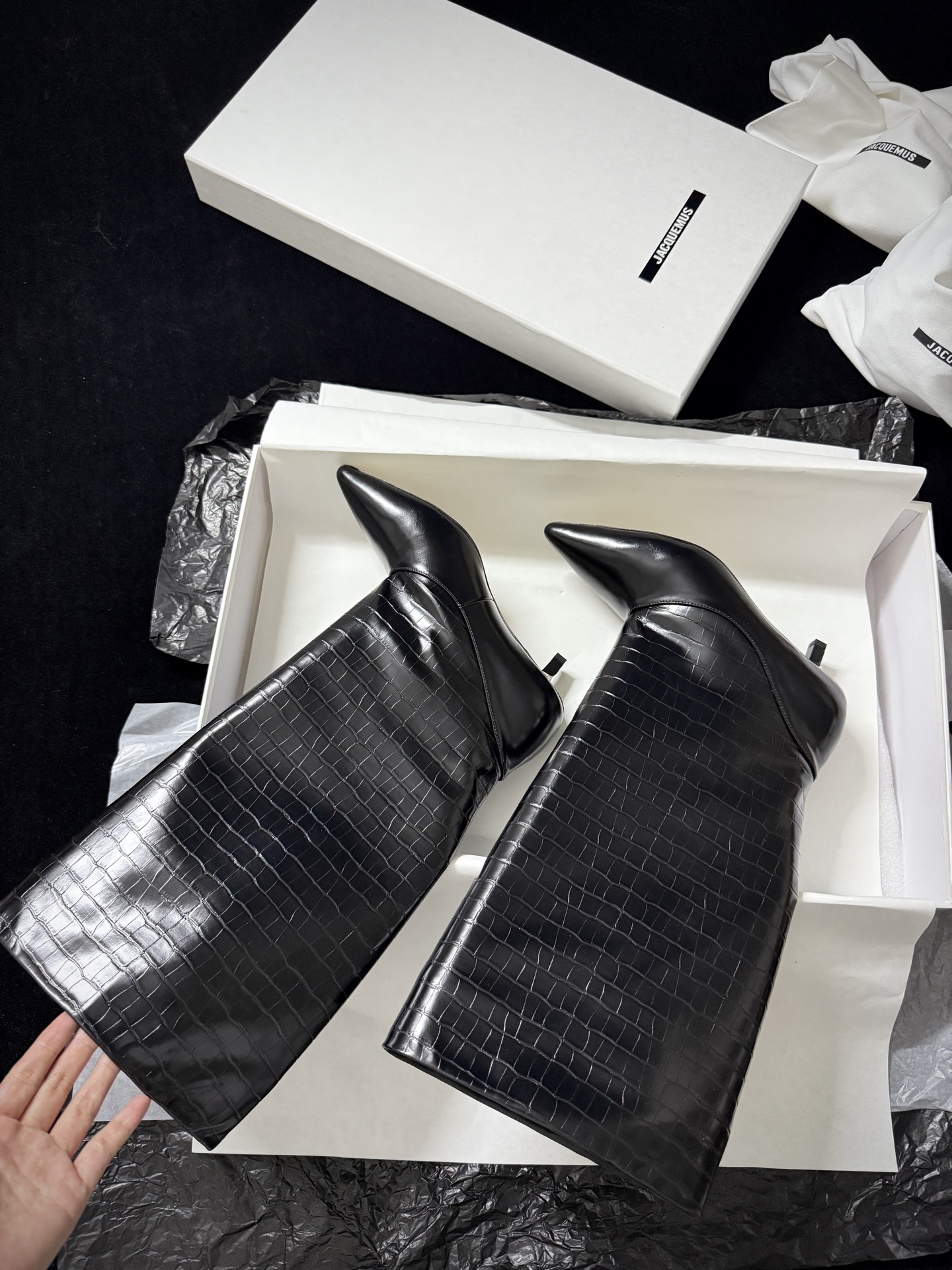 🔳 Jacquemus 🔳 新品靴✔️黑色长靴界的“时髦尖子生” 利落尖头+小猫跟 大靴筒太鲨我 气场直