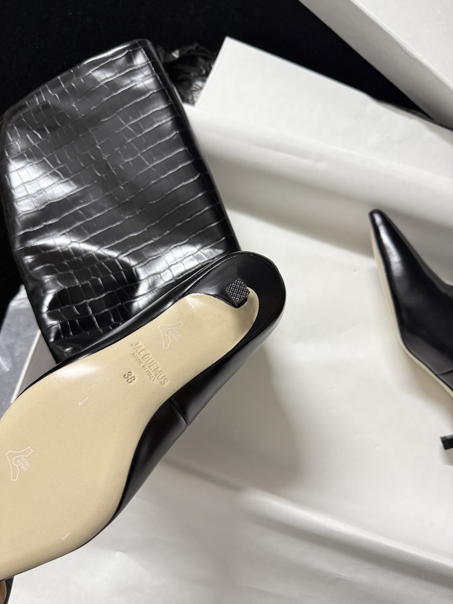 🔳 Jacquemus 🔳 新品靴✔️黑色长靴界的“时髦尖子生” 利落尖头+小猫跟 大靴筒太鲨我 气场直