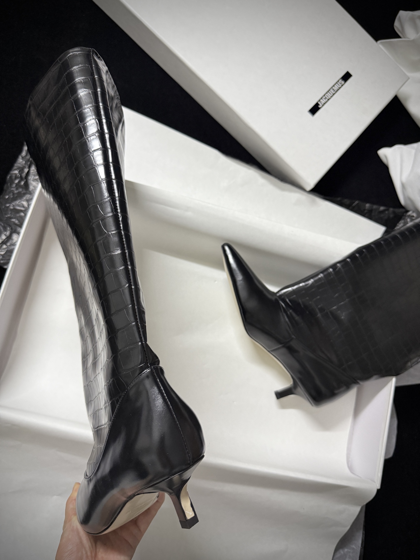 🔳 Jacquemus 🔳 新品靴✔️黑色长靴界的“时髦尖子生” 利落尖头+小猫跟 大靴筒太鲨我 气场直