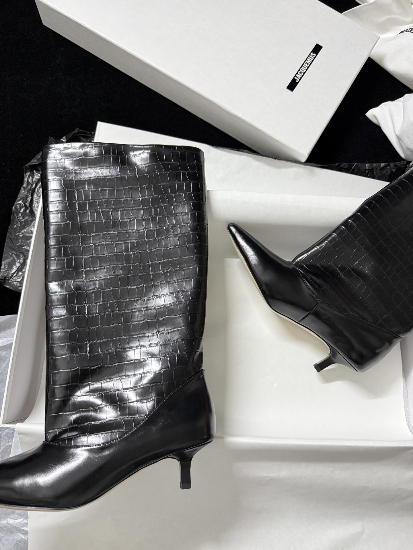 🔳 Jacquemus 🔳 新品靴✔️黑色长靴界的“时髦尖子生” 利落尖头+小猫跟 大靴筒太鲨我 气场直