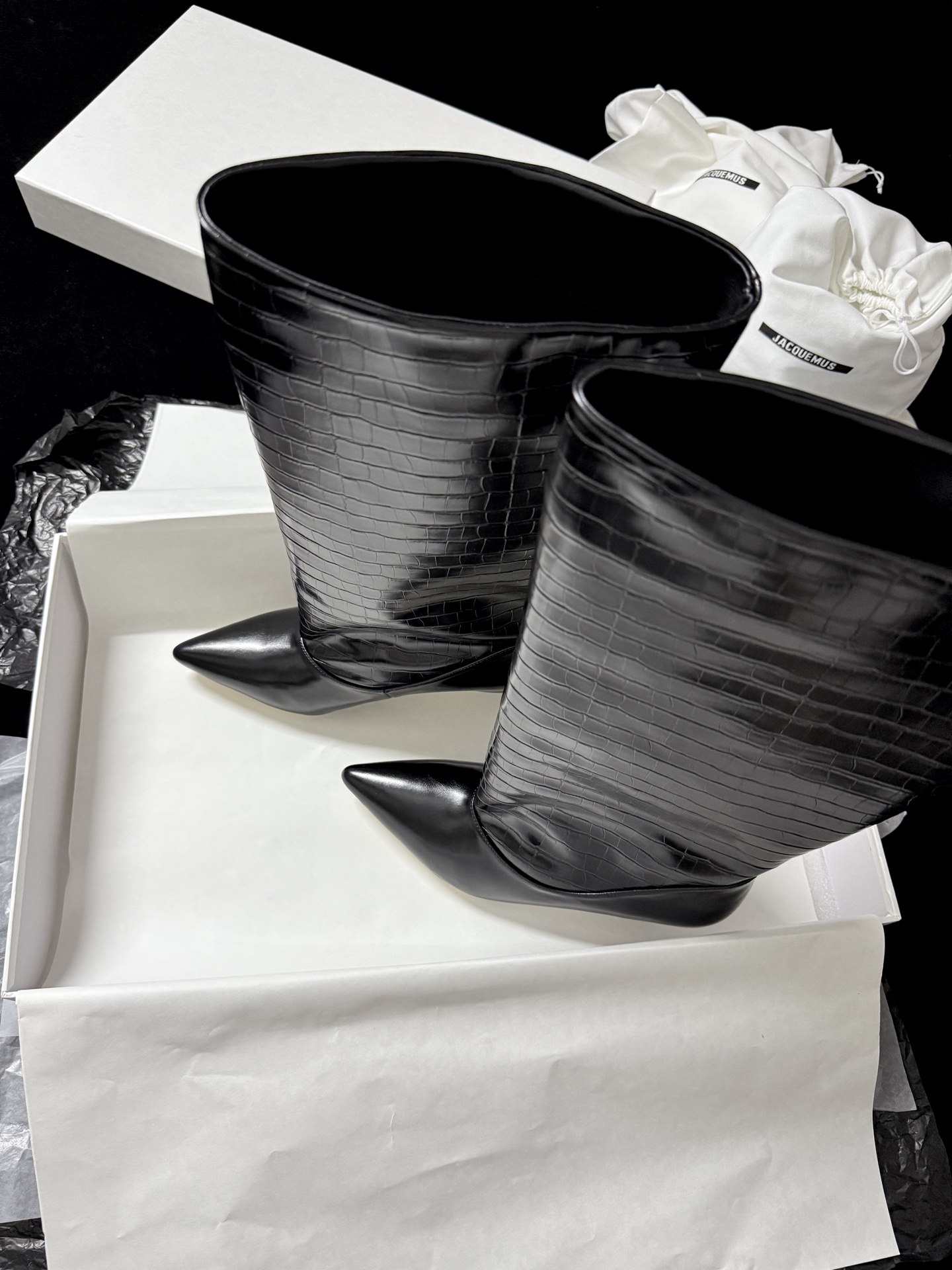 🔳 Jacquemus 🔳 新品靴✔️黑色长靴界的“时髦尖子生” 利落尖头+小猫跟 大靴筒太鲨我 气场直