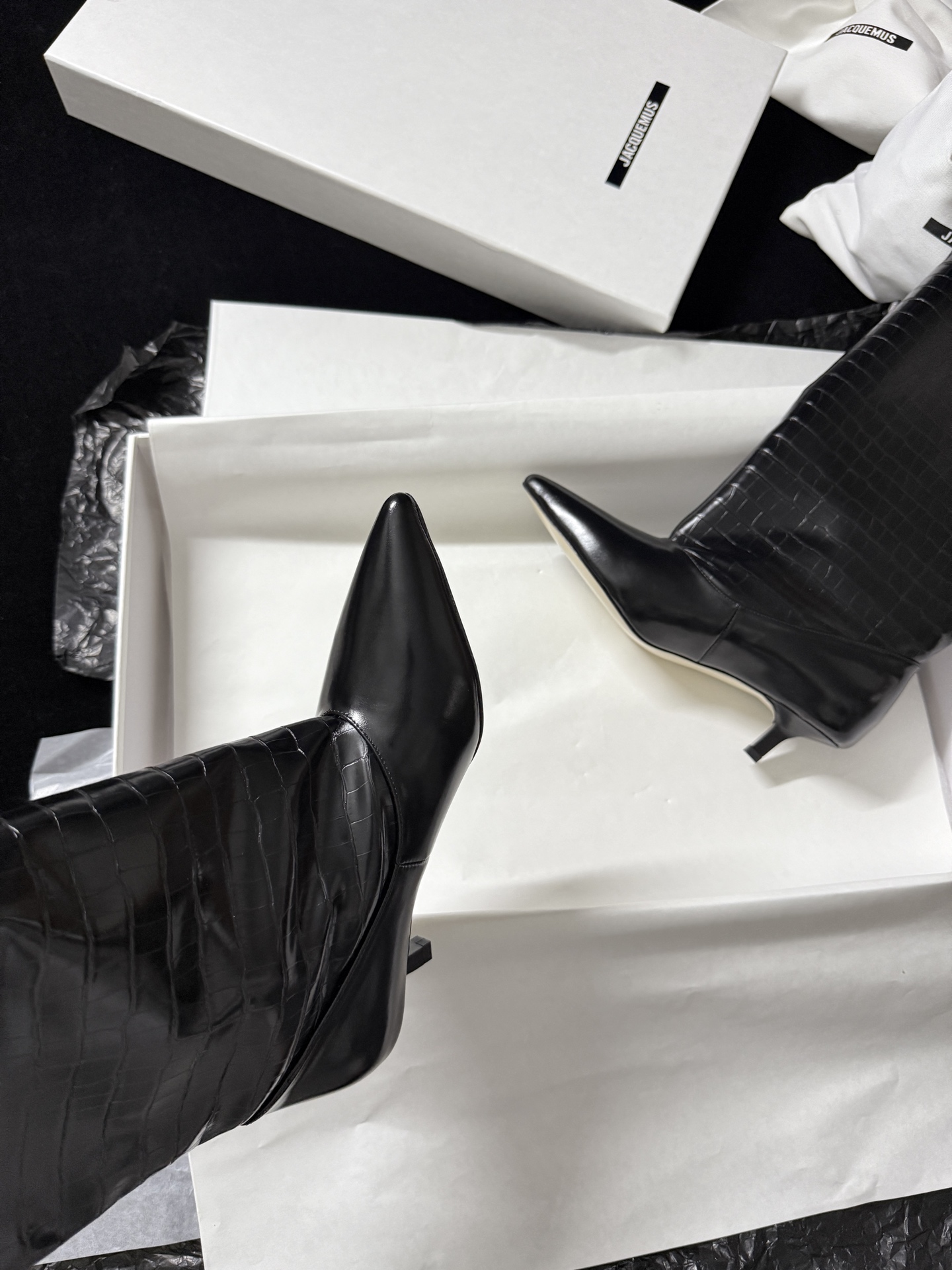 🔳 Jacquemus 🔳 新品靴✔️黑色长靴界的“时髦尖子生” 利落尖头+小猫跟 大靴筒太鲨我 气场直