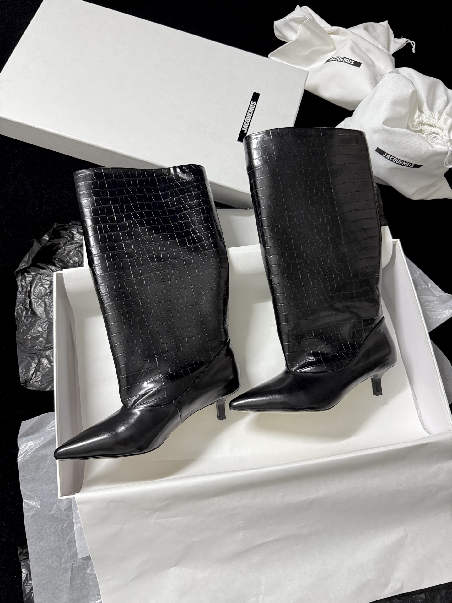 🔳 Jacquemus 🔳 新品靴✔️黑色长靴界的“时髦尖子生” 利落尖头+小猫跟 大靴筒太鲨我 气场直
