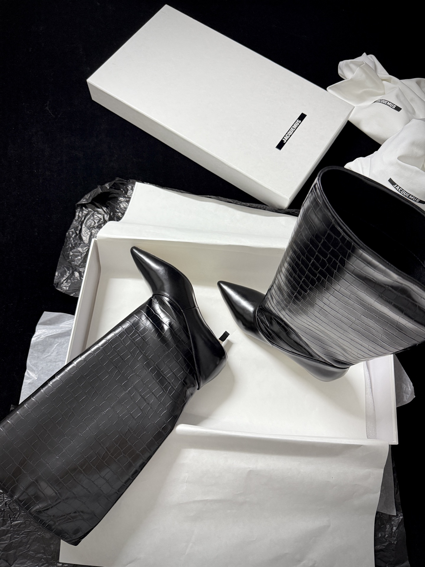 🔳 Jacquemus 🔳 新品靴✔️黑色长靴界的“时髦尖子生” 利落尖头+小猫跟 大靴筒太鲨我 气场直