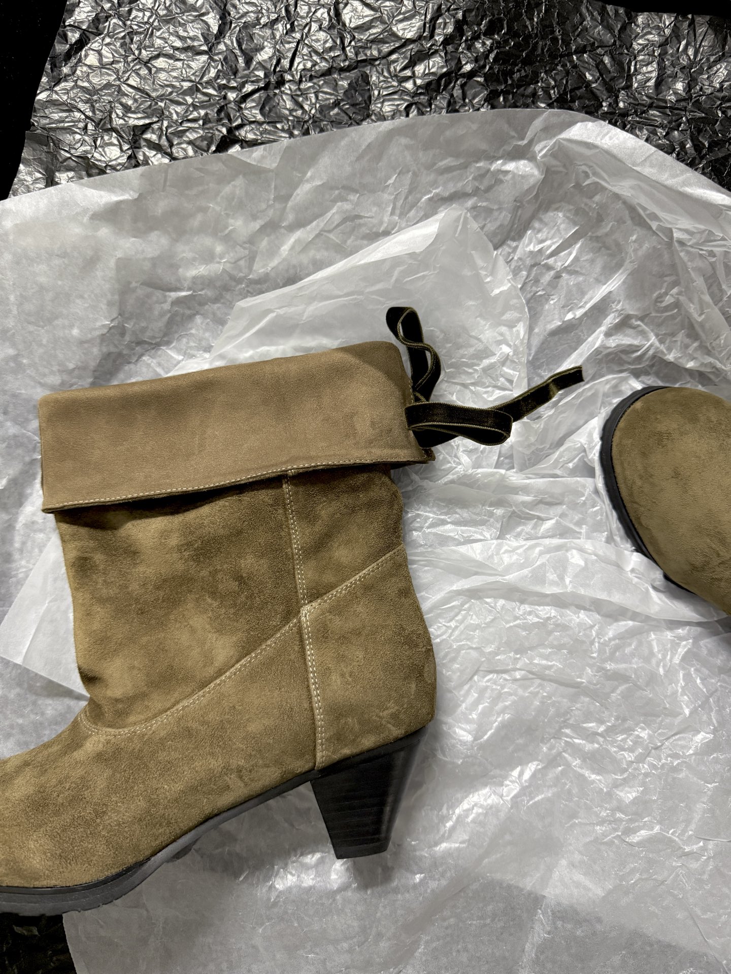 Cotem* 𝟓𝐀𝐖新品复古麂皮靴 秋冬时髦作弊神器是谁还没get这双“风格永动机” 麂皮质感自带复古滤