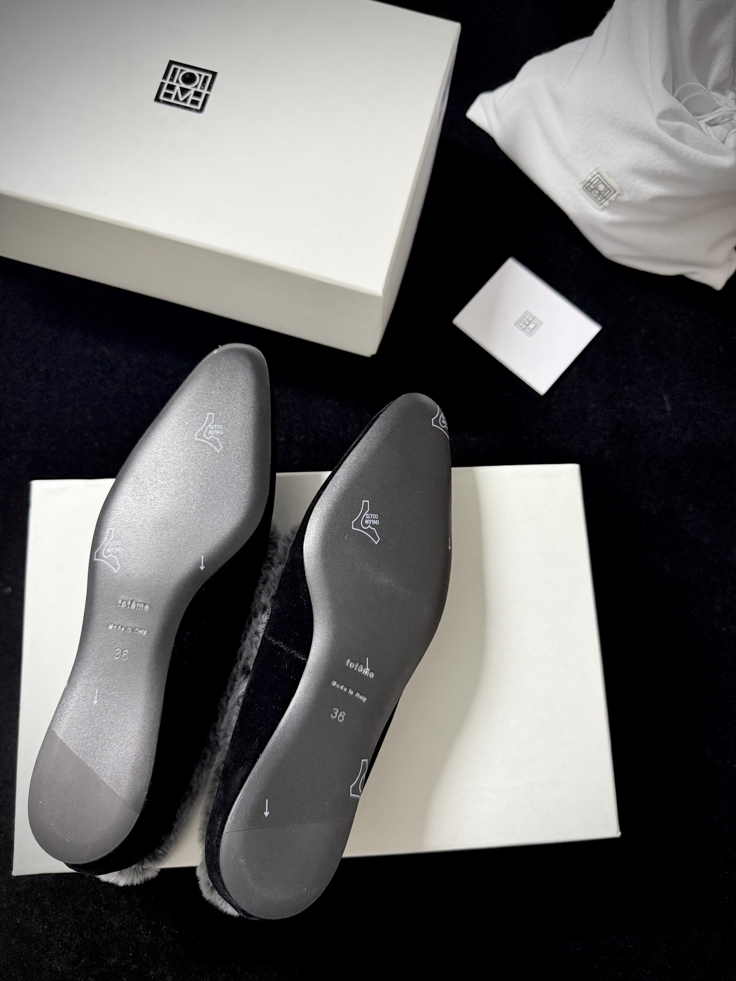 TOTEM* 𝟐𝟓𝐀𝐖新品TOTEME这波「毛绒边尖鞋」直接把“冷感甜飒”焊在秋冬穿搭里「绒」边勾魂 「