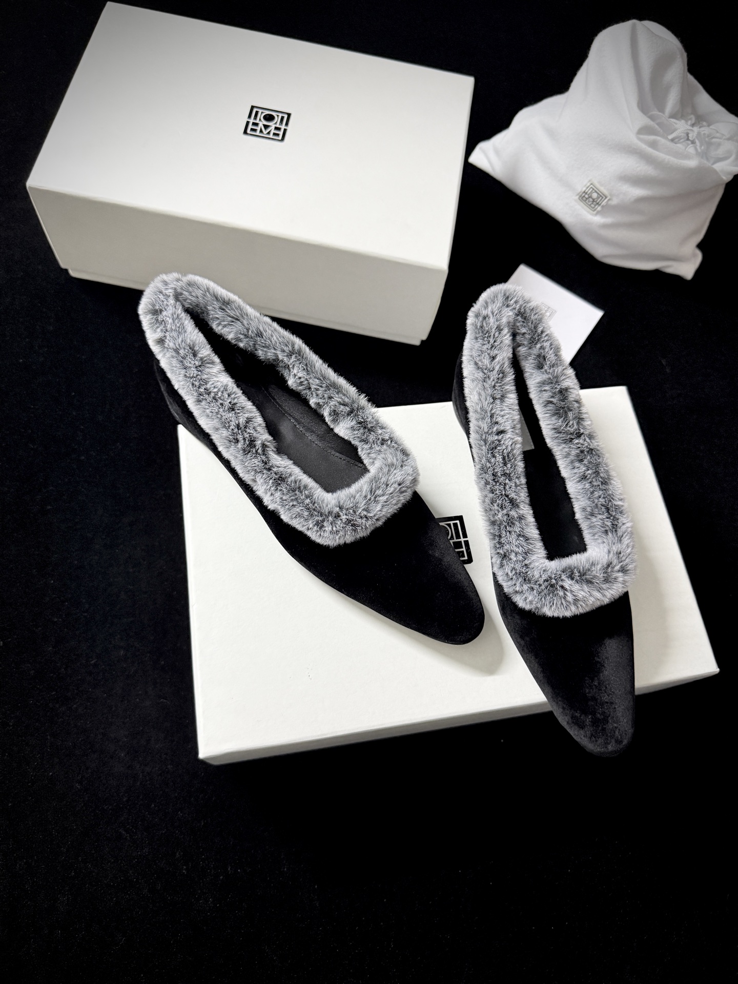 TOTEM* 𝟐𝟓𝐀𝐖新品TOTEME这波「毛绒边尖鞋」直接把“冷感甜飒”焊在秋冬穿搭里「绒」边勾魂 「