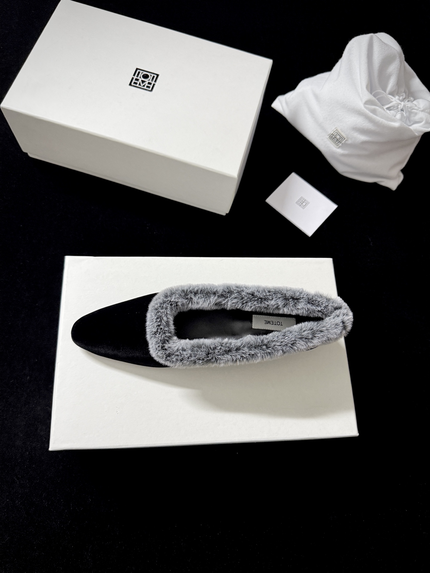 TOTEM* 𝟐𝟓𝐀𝐖新品TOTEME这波「毛绒边尖鞋」直接把“冷感甜飒”焊在秋冬穿搭里「绒」边勾魂 「