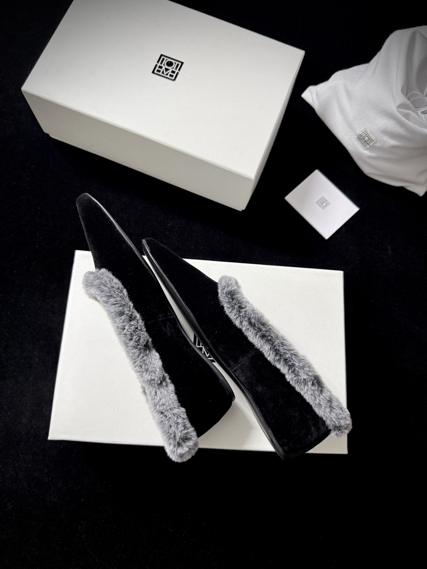 TOTEM* 𝟐𝟓𝐀𝐖新品TOTEME这波「毛绒边尖鞋」直接把“冷感甜飒”焊在秋冬穿搭里「绒」边勾魂 「