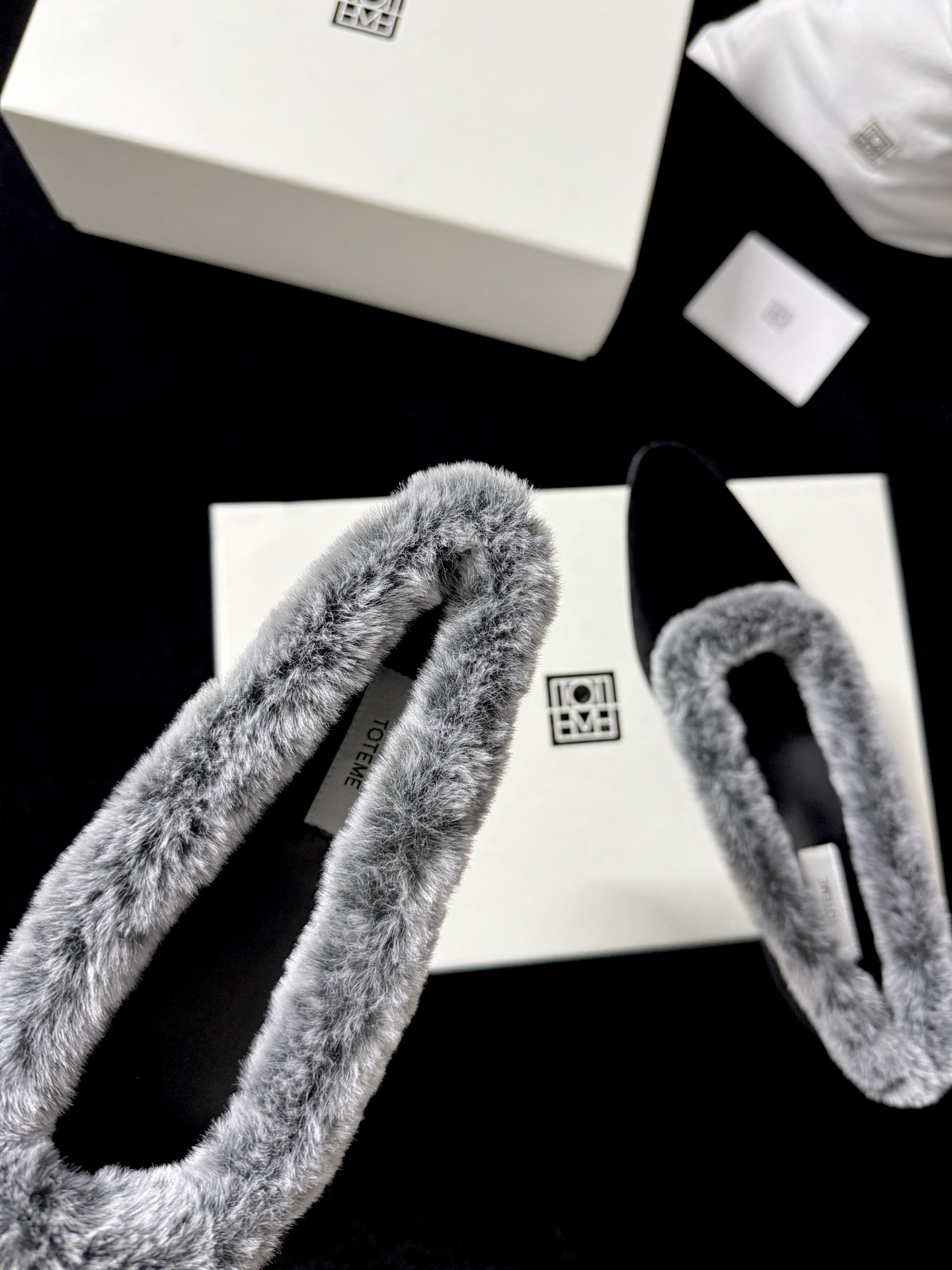 TOTEM* 𝟐𝟓𝐀𝐖新品TOTEME这波「毛绒边尖鞋」直接把“冷感甜飒”焊在秋冬穿搭里「绒」边勾魂 「