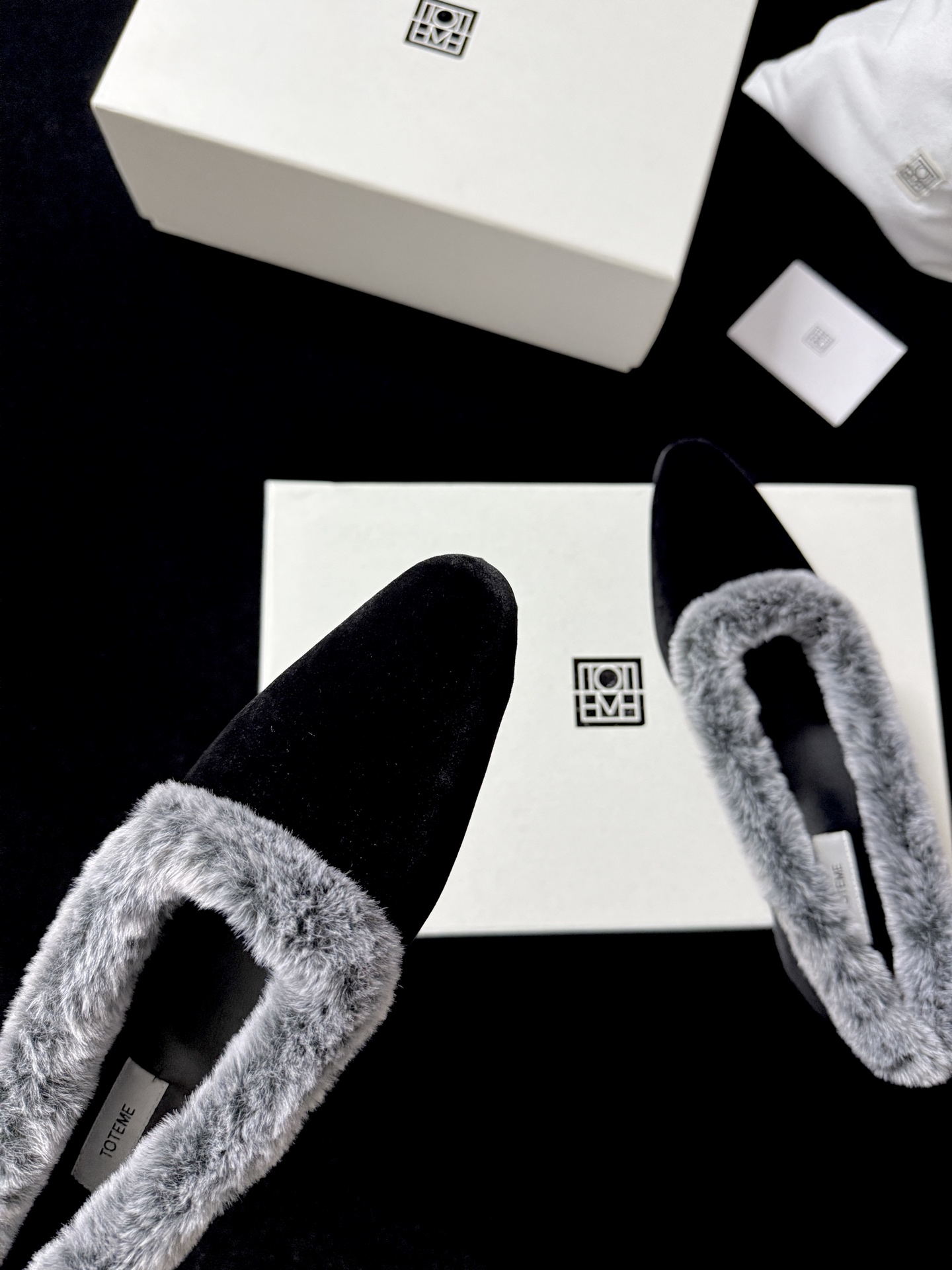 TOTEM* 𝟐𝟓𝐀𝐖新品TOTEME这波「毛绒边尖鞋」直接把“冷感甜飒”焊在秋冬穿搭里「绒」边勾魂 「