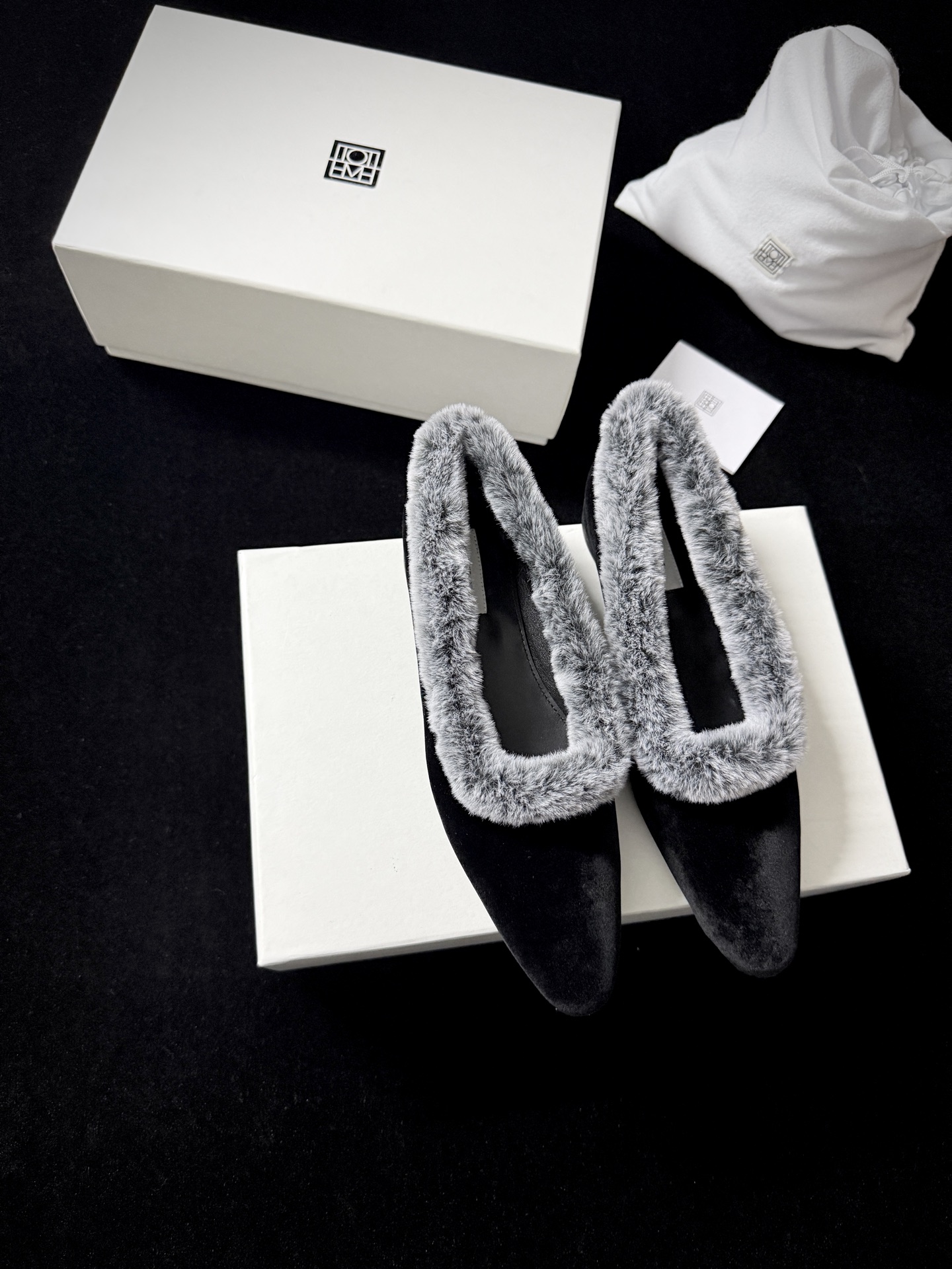 TOTEM* 𝟐𝟓𝐀𝐖新品TOTEME这波「毛绒边尖鞋」直接把“冷感甜飒”焊在秋冬穿搭里「绒」边勾魂 「