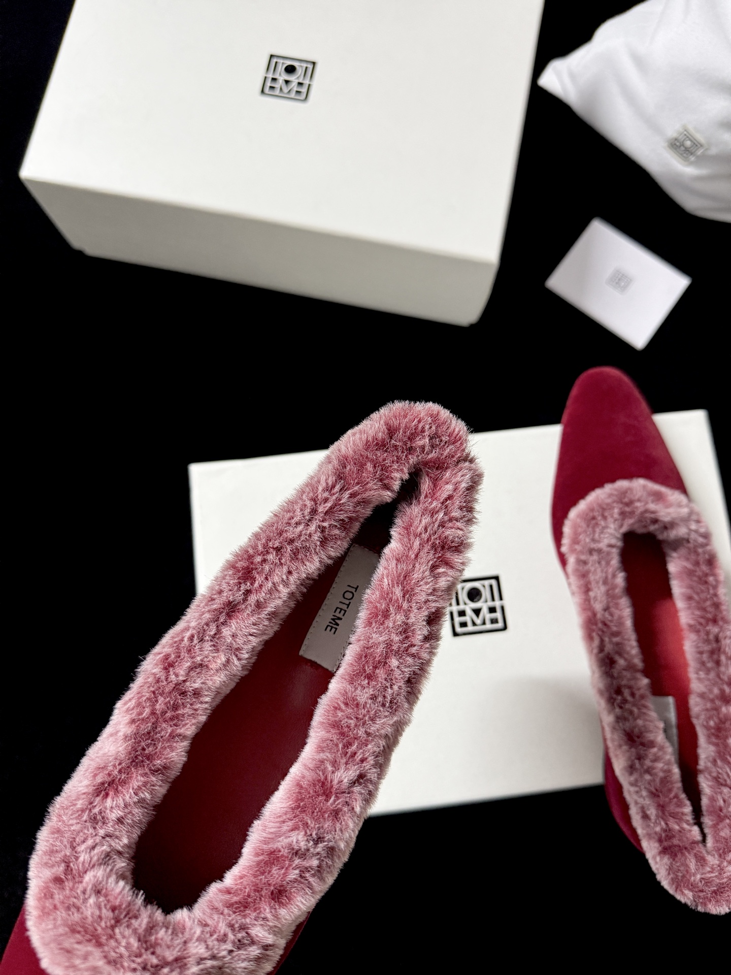 TOTEM* 𝟐𝟓𝐀𝐖新品TOTEME这波「毛绒边尖鞋」直接把“冷感甜飒”焊在秋冬穿搭里「绒」边勾魂 「