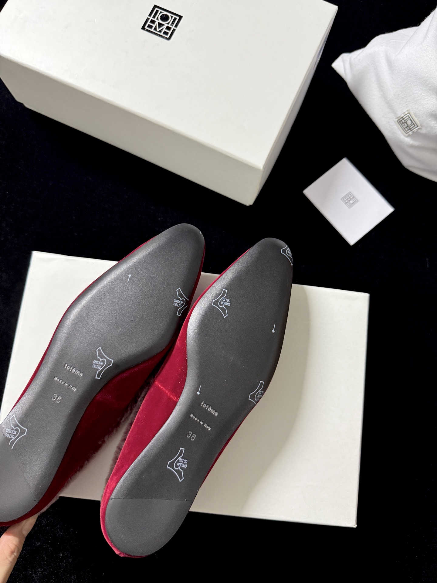 TOTEM* 𝟐𝟓𝐀𝐖新品TOTEME这波「毛绒边尖鞋」直接把“冷感甜飒”焊在秋冬穿搭里「绒」边勾魂 「