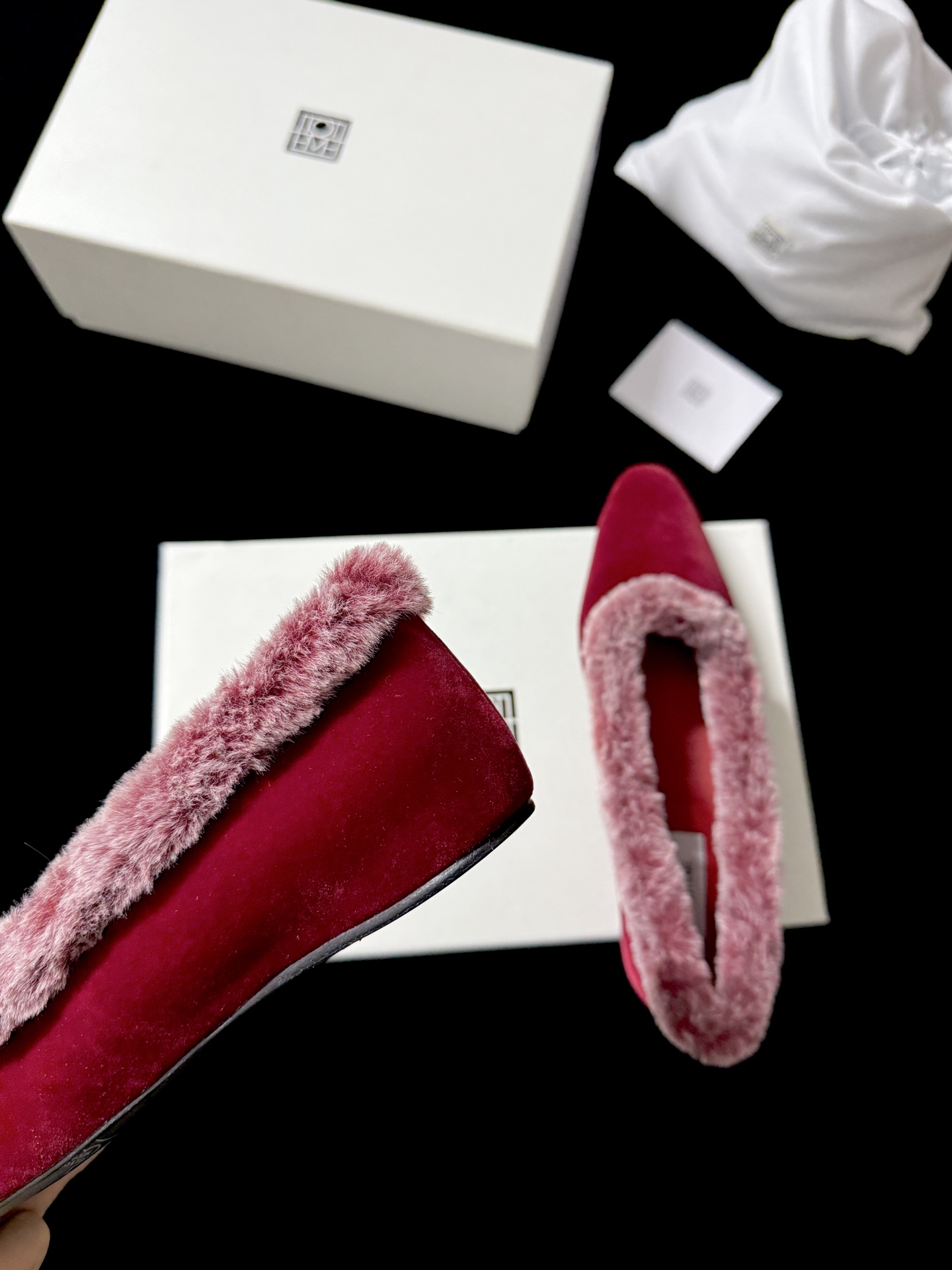 TOTEM* 𝟐𝟓𝐀𝐖新品TOTEME这波「毛绒边尖鞋」直接把“冷感甜飒”焊在秋冬穿搭里「绒」边勾魂 「