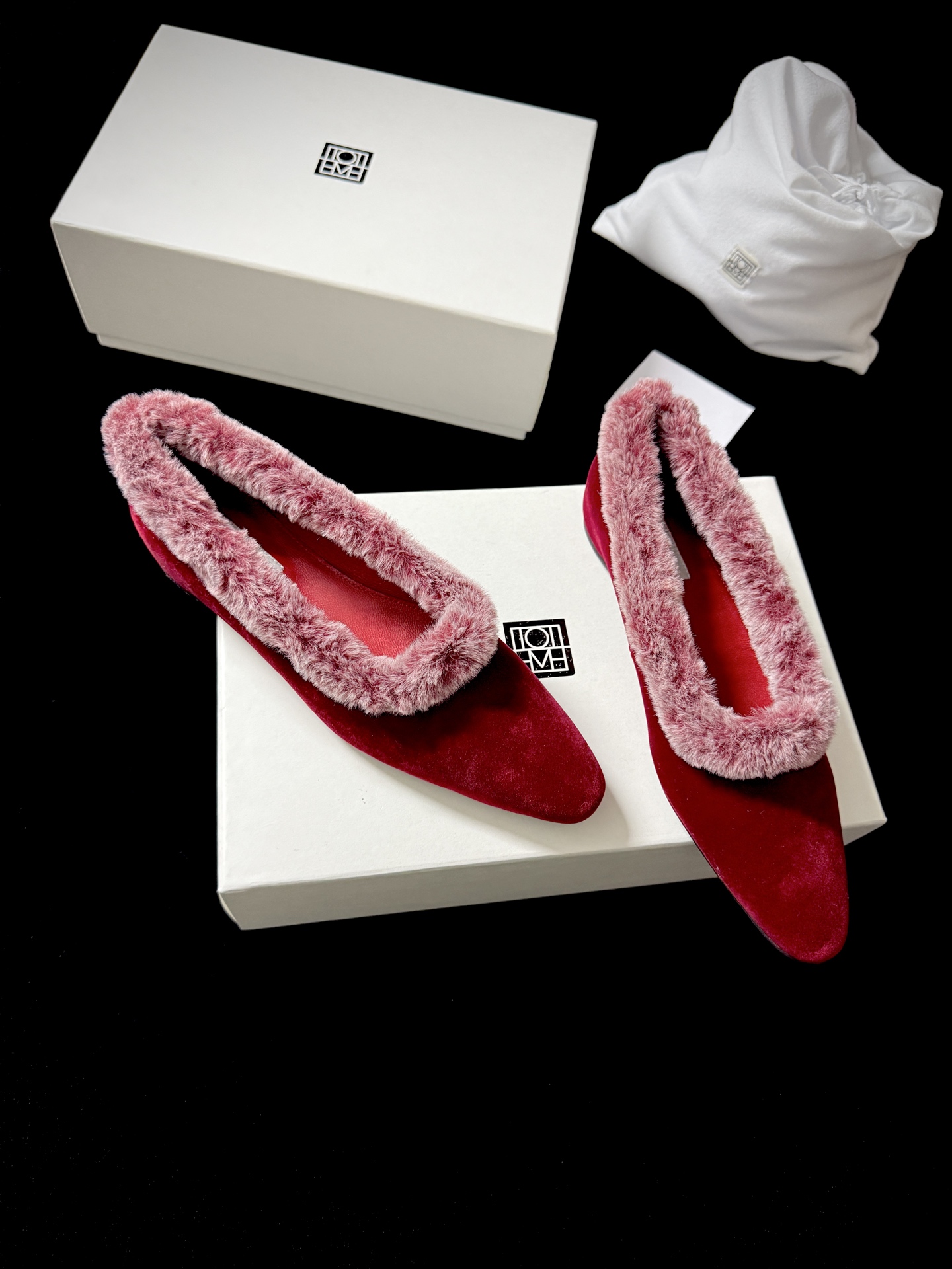 TOTEM* 𝟐𝟓𝐀𝐖新品TOTEME这波「毛绒边尖鞋」直接把“冷感甜飒”焊在秋冬穿搭里「绒」边勾魂 「