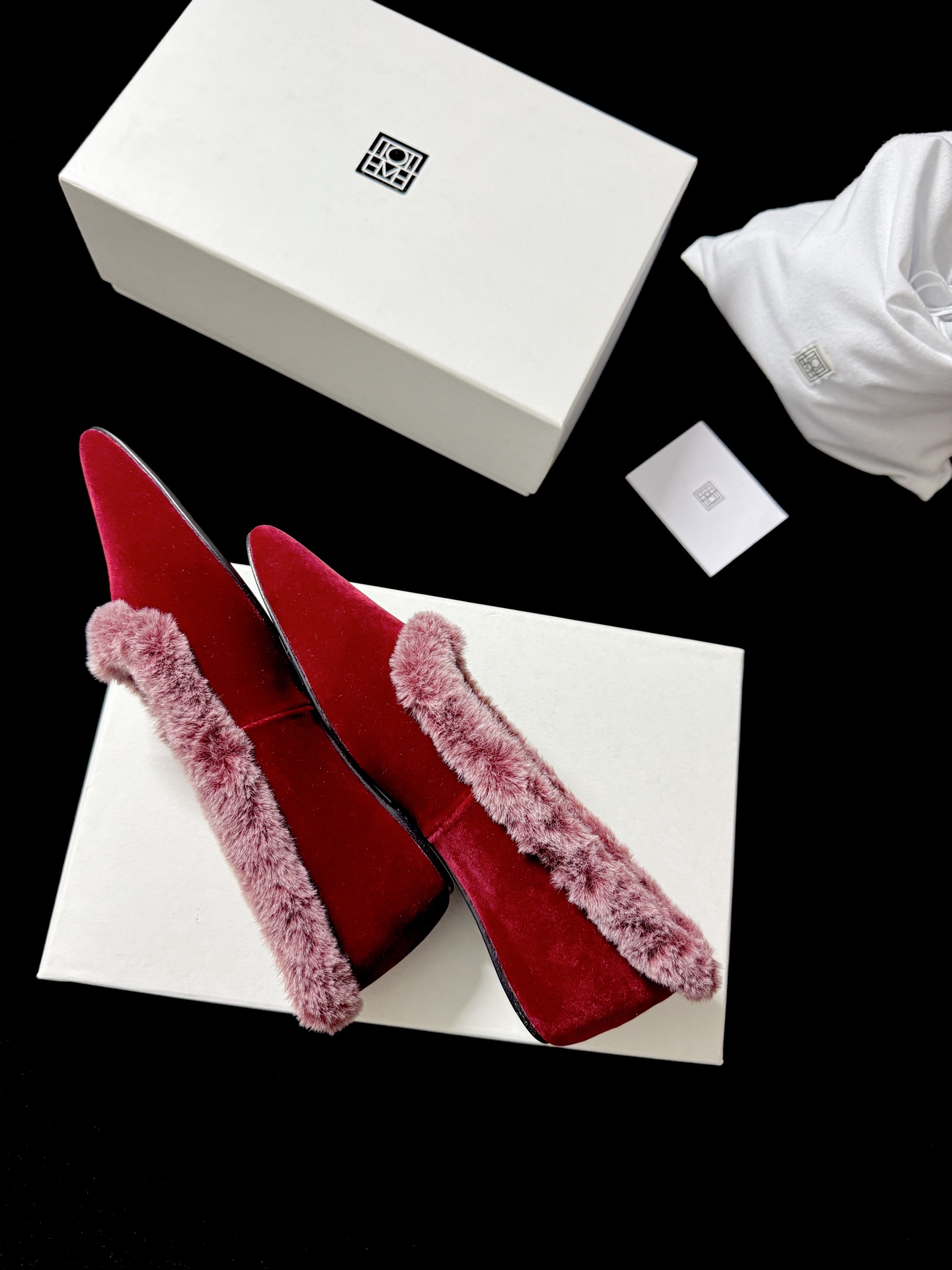 TOTEM* 𝟐𝟓𝐀𝐖新品TOTEME这波「毛绒边尖鞋」直接把“冷感甜飒”焊在秋冬穿搭里「绒」边勾魂 「