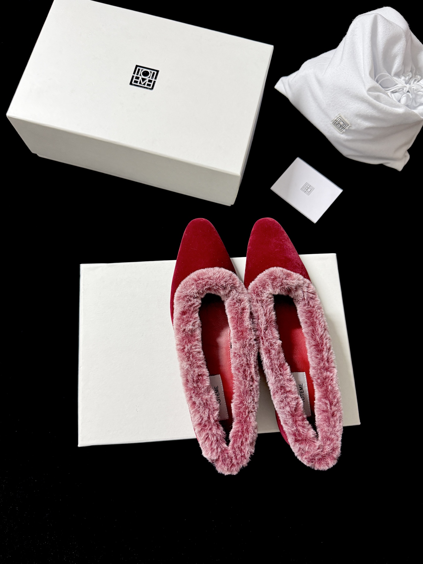 TOTEM* 𝟐𝟓𝐀𝐖新品TOTEME这波「毛绒边尖鞋」直接把“冷感甜飒”焊在秋冬穿搭里「绒」边勾魂 「