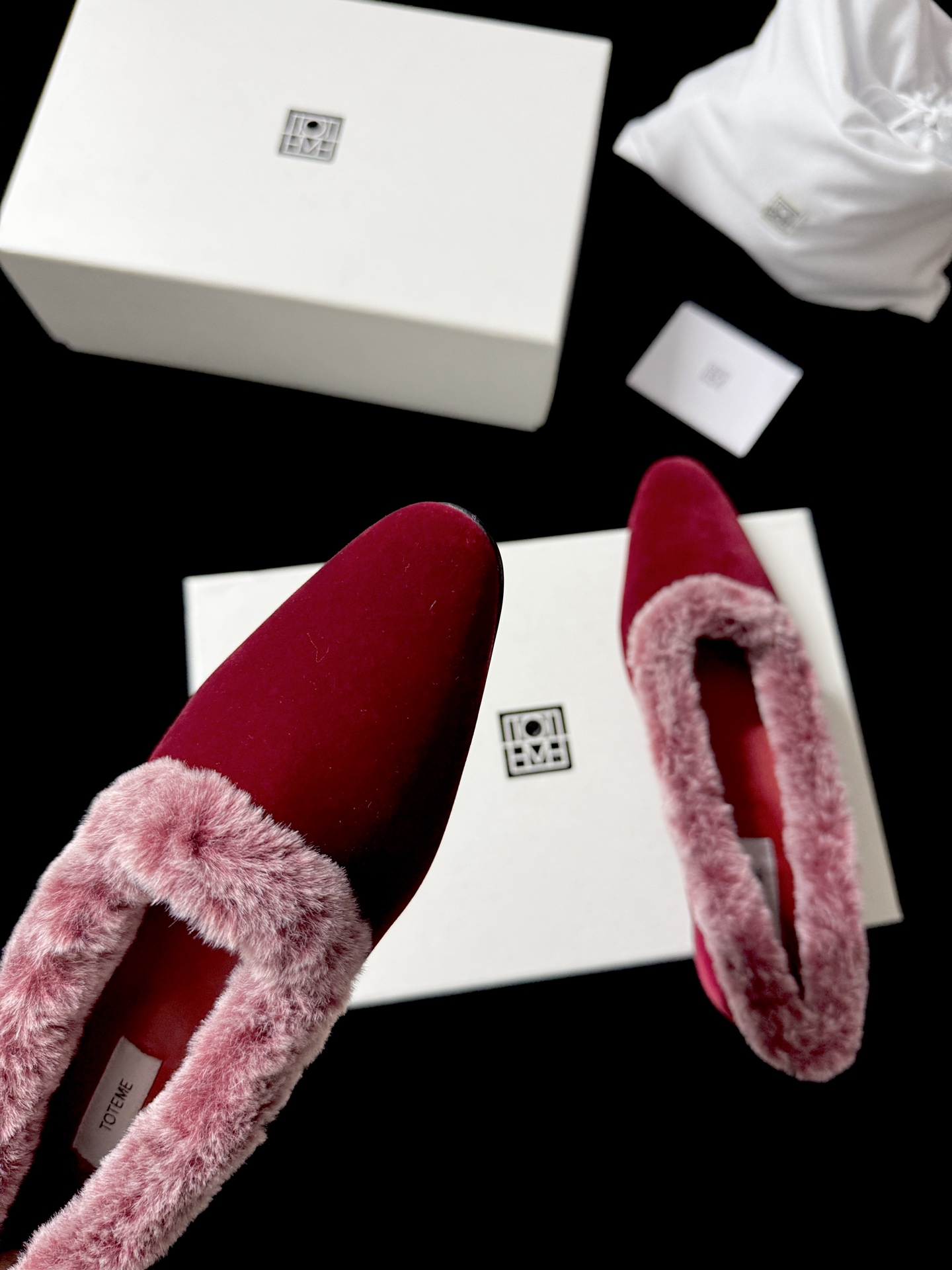 TOTEM* 𝟐𝟓𝐀𝐖新品TOTEME这波「毛绒边尖鞋」直接把“冷感甜飒”焊在秋冬穿搭里「绒」边勾魂 「