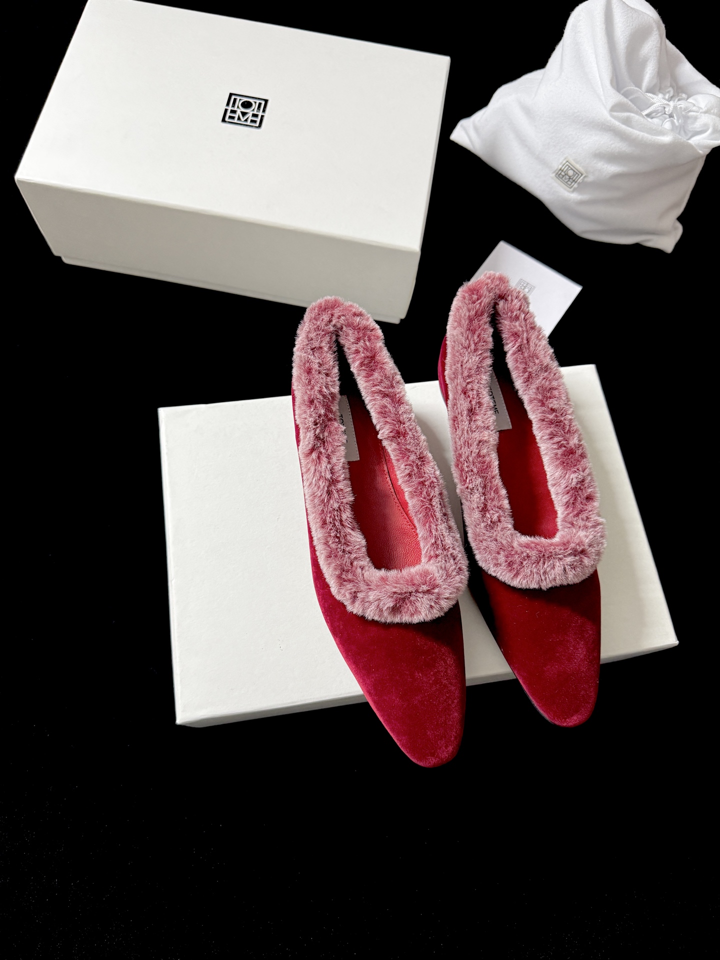 TOTEM* 𝟐𝟓𝐀𝐖新品TOTEME这波「毛绒边尖鞋」直接把“冷感甜飒”焊在秋冬穿搭里「绒」边勾魂 「