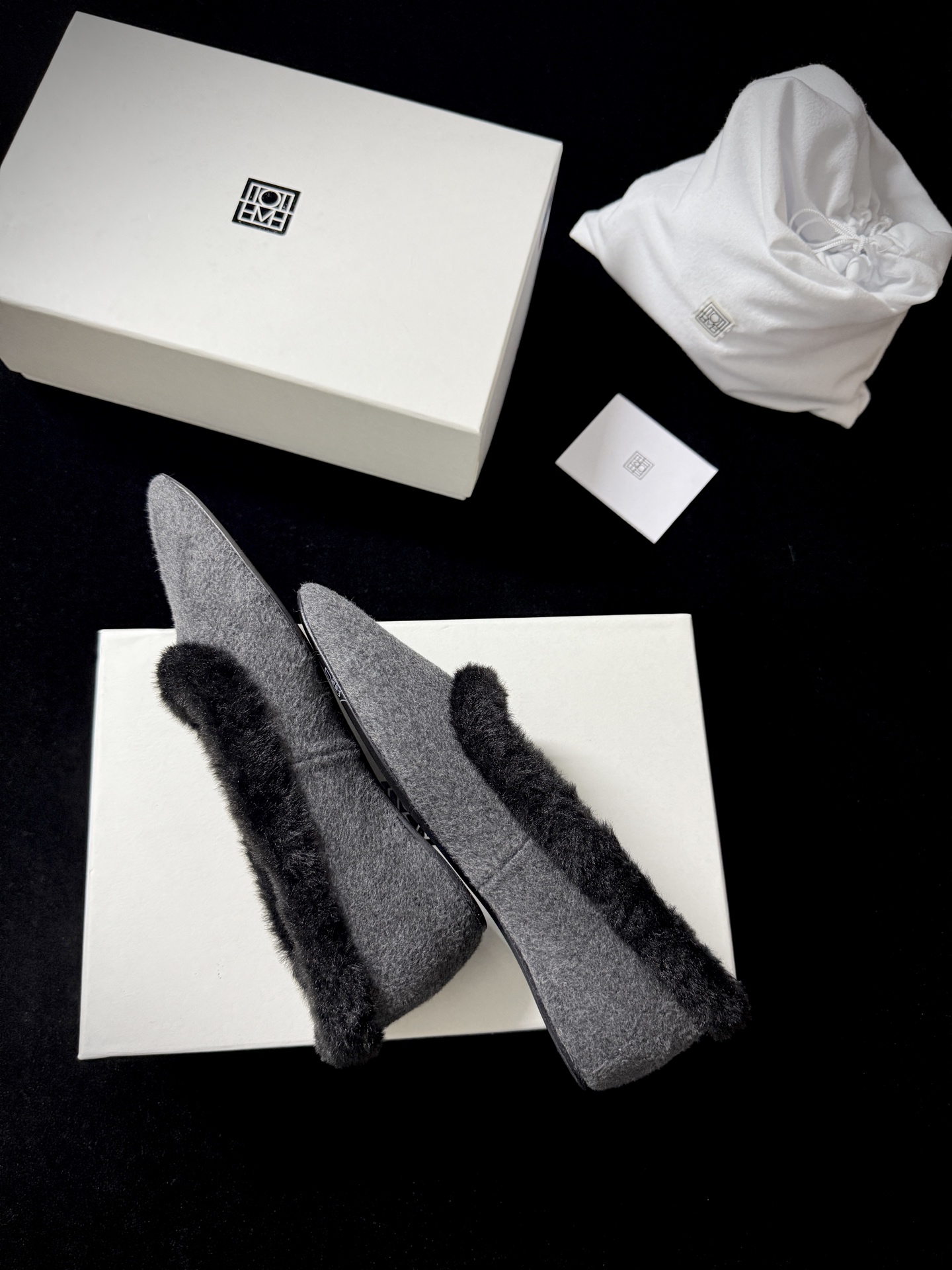 TOTEM* 𝟐𝟓𝐀𝐖新品TOTEME这波「毛绒边尖鞋」直接把“冷感甜飒”焊在秋冬穿搭里「绒」边勾魂 「