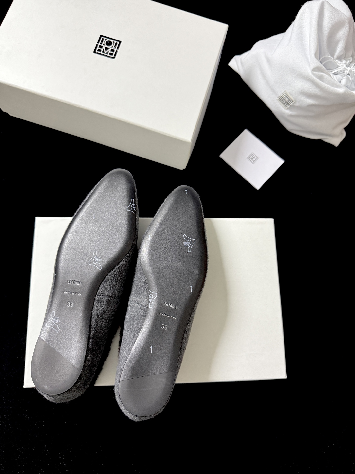 TOTEM* 𝟐𝟓𝐀𝐖新品TOTEME这波「毛绒边尖鞋」直接把“冷感甜飒”焊在秋冬穿搭里「绒」边勾魂 「