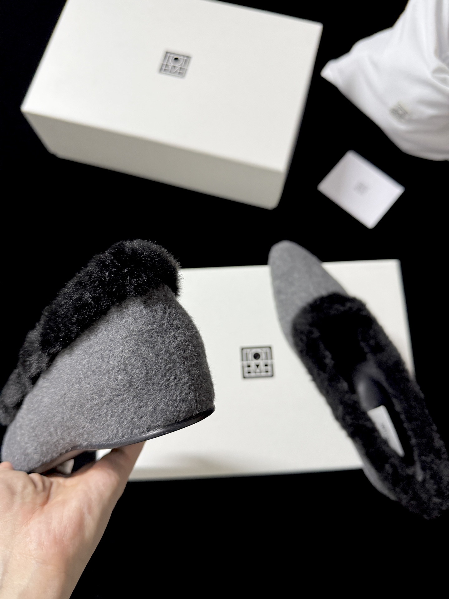 TOTEM* 𝟐𝟓𝐀𝐖新品TOTEME这波「毛绒边尖鞋」直接把“冷感甜飒”焊在秋冬穿搭里「绒」边勾魂 「