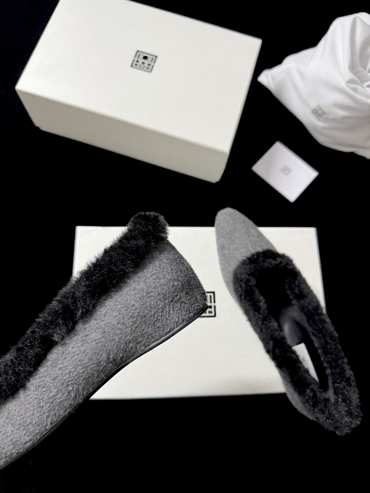 TOTEM* 𝟐𝟓𝐀𝐖新品TOTEME这波「毛绒边尖鞋」直接把“冷感甜飒”焊在秋冬穿搭里「绒」边勾魂 「