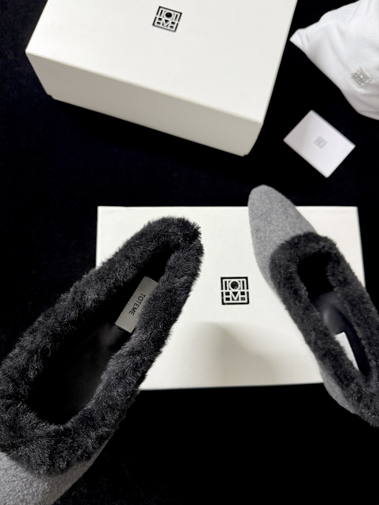 TOTEM* 𝟐𝟓𝐀𝐖新品TOTEME这波「毛绒边尖鞋」直接把“冷感甜飒”焊在秋冬穿搭里「绒」边勾魂 「