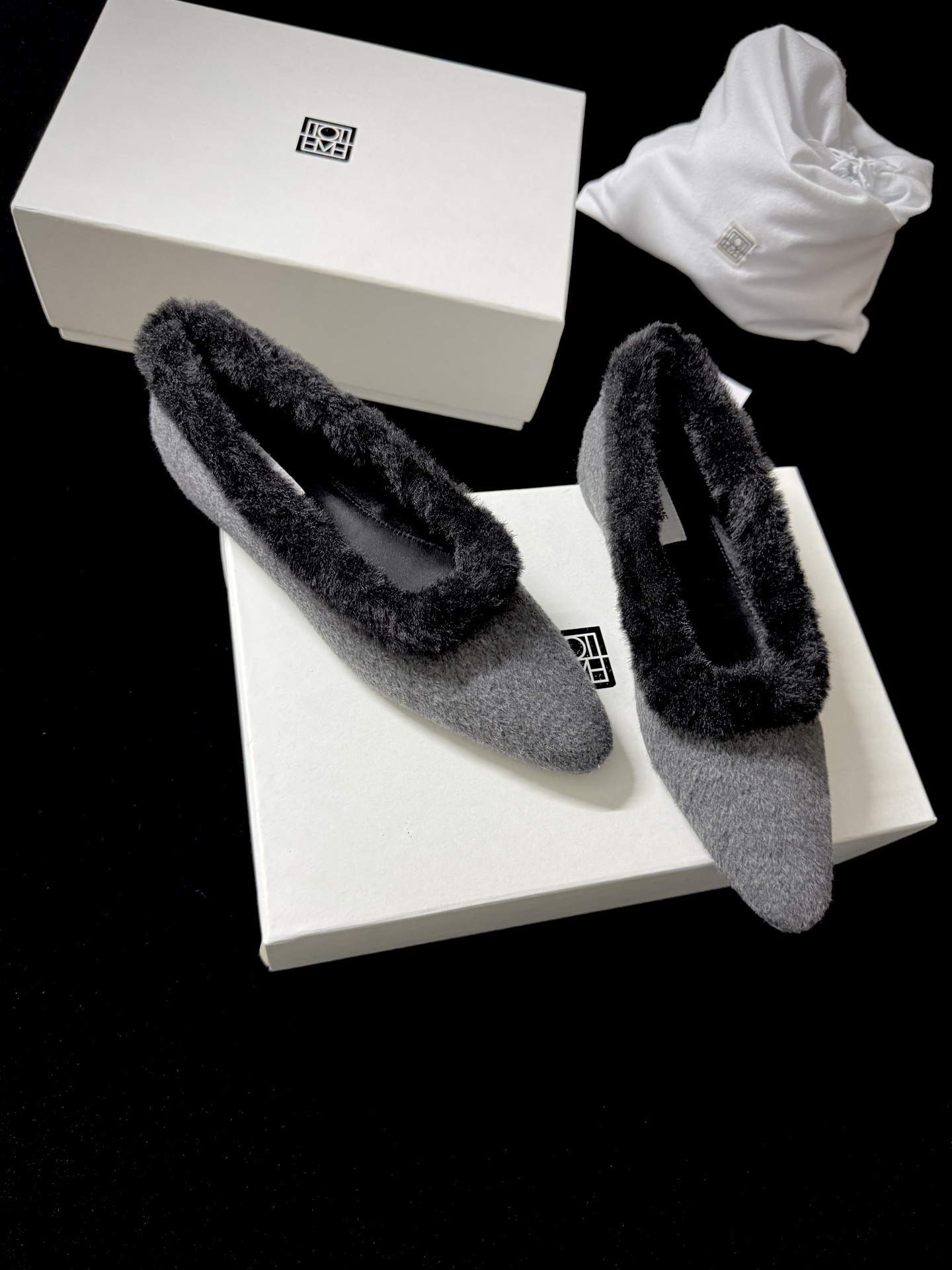 TOTEM* 𝟐𝟓𝐀𝐖新品TOTEME这波「毛绒边尖鞋」直接把“冷感甜飒”焊在秋冬穿搭里「绒」边勾魂 「