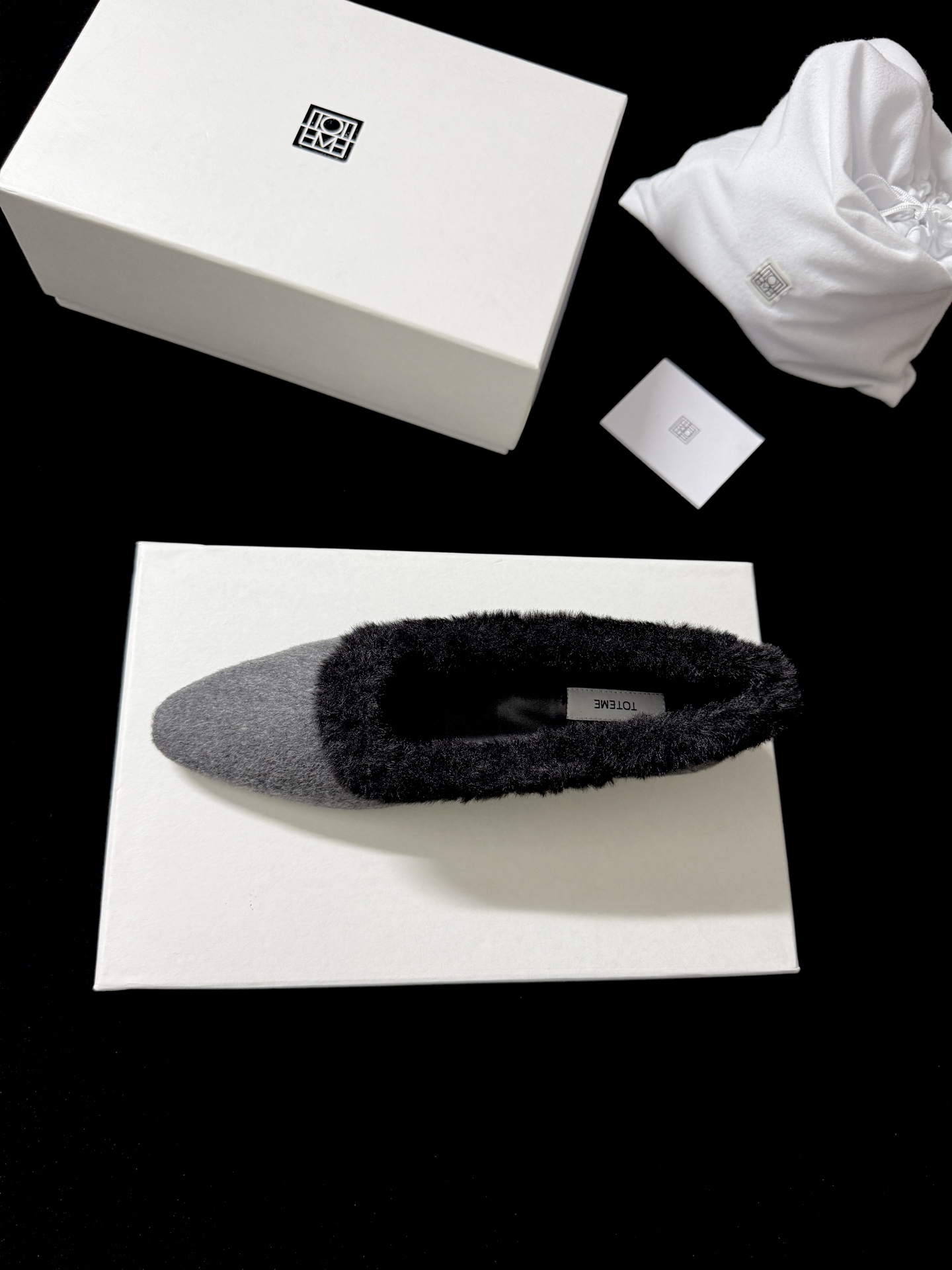 TOTEM* 𝟐𝟓𝐀𝐖新品TOTEME这波「毛绒边尖鞋」直接把“冷感甜飒”焊在秋冬穿搭里「绒」边勾魂 「