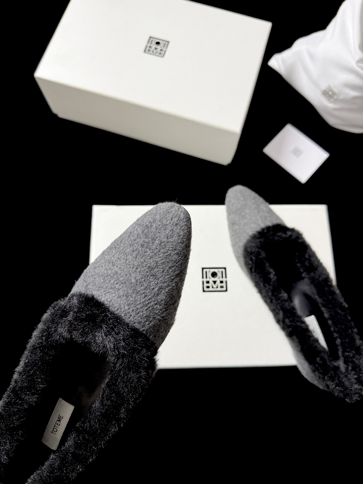 TOTEM* 𝟐𝟓𝐀𝐖新品TOTEME这波「毛绒边尖鞋」直接把“冷感甜飒”焊在秋冬穿搭里「绒」边勾魂 「