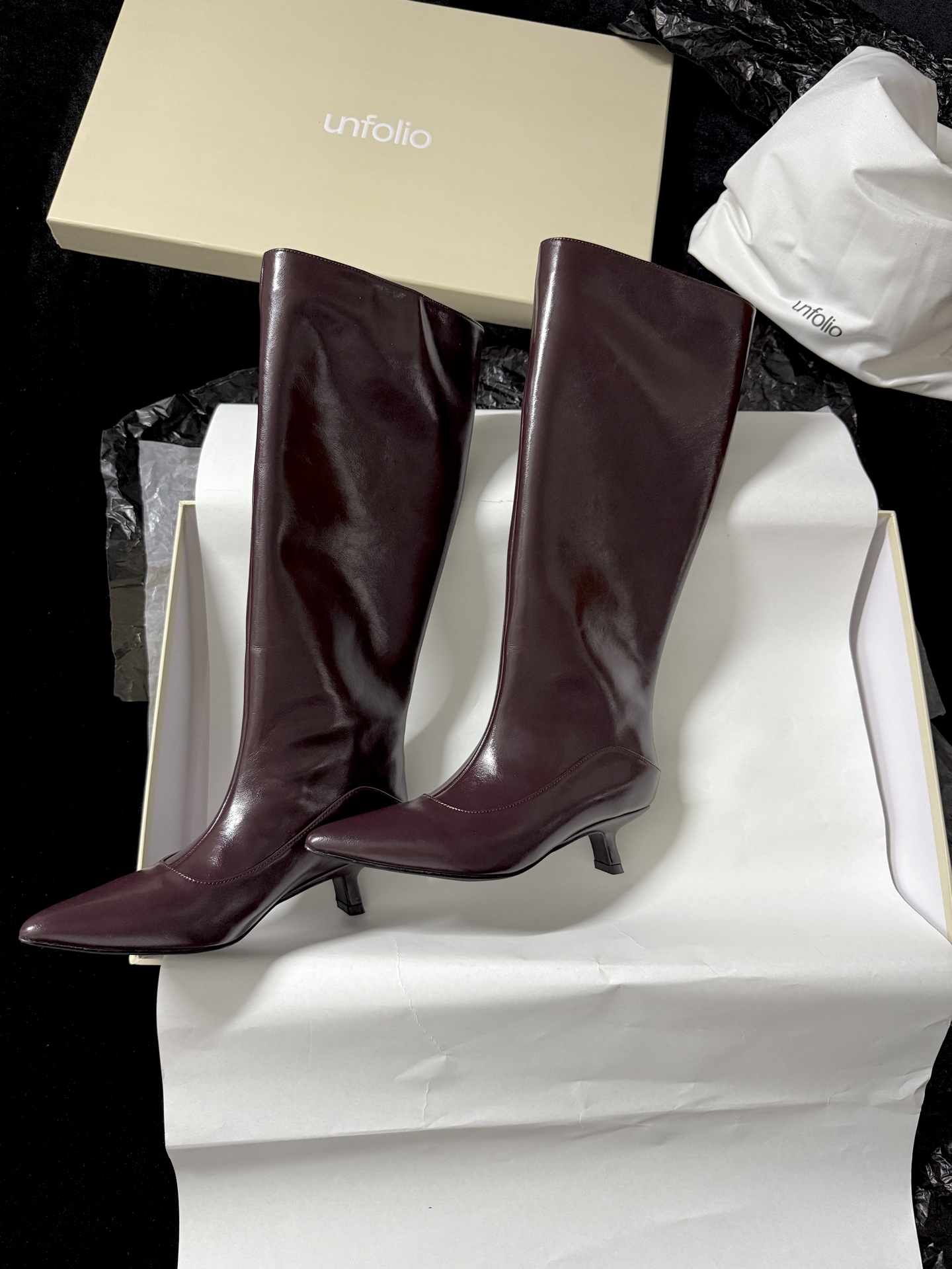 NO:648406,UNFOLIO New Products for Autumn and Winter This pair of unfolio boots｜is the 'atmosphere killer' for autumn and winter. Leather covers the whole leg. Pointed toe + stiletto heel welds laziness and sophistication together. Comes with a retro filter. Paired with a coat, it looks like a 'rich rich girl'. Paired with jeans, she instantly becomes a 'cold-feeling hot girl'. The soft leather is close to the skin and does not press on the legs. When you step on it, you can wear 'relaxed and fashionable' directly on your body. The upper is imported butter leather, and the lining is imported sheepskin. ZP molded outsole  Heel height 5.5cm 35-39 (set at 40.41), boots, boots, sheepskin19860909UNFOLIO 秋冬新品 这双unfolio长靴｜是秋冬“氛围杀器” 皮革裹满腿型 尖头+细跟把慵懒和精致焊死 自带复古滤镜 配大衣是“财阀千金” 搭牛仔秒变“冷感辣妹” 软皮贴肤不压腿 踩上直接把“松弛时髦”穿在身上 鞋面进口牛油皮 内里进口羊皮 ZP开模大底 跟高5.5cm 35-39（40.41定）,靴子,boots,sheepskin,Women's Shoes