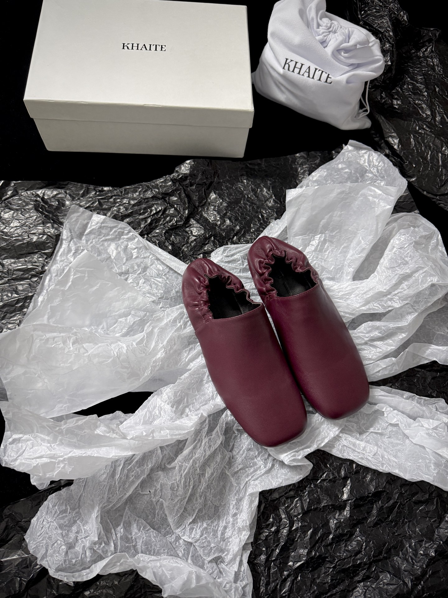 NO:668645,Khait*'s new product is the ceiling of 'lazy people's fashion'. Soft leather creates a sense of relaxation. The pleats at the shoe collar bring a lazy atmosphere. It has a sense of sophistication when you put it on and go. It can be welded on the feet for commuting/shopping~ Imported cowhide for the upper, imported sheepskin for the lining, imported genuine leather outsole SIZE35-39 (40.41 fixed), loafers, loafers, cowhide, sheepskin, Leather soles19860909Khait*新品 是“懒人时髦”的天花板 软皮踩出松弛感 鞋口褶皱自带慵懒氛围 套上就走的精致感 通勤/逛街都能焊在脚上～ 鞋面进口牛皮 内里进口羊皮 大底进口真皮大底 SIZE35-39（40.41定）,乐福鞋,loafers,cowhide,sheepskin,Leather soles,Women's Shoes