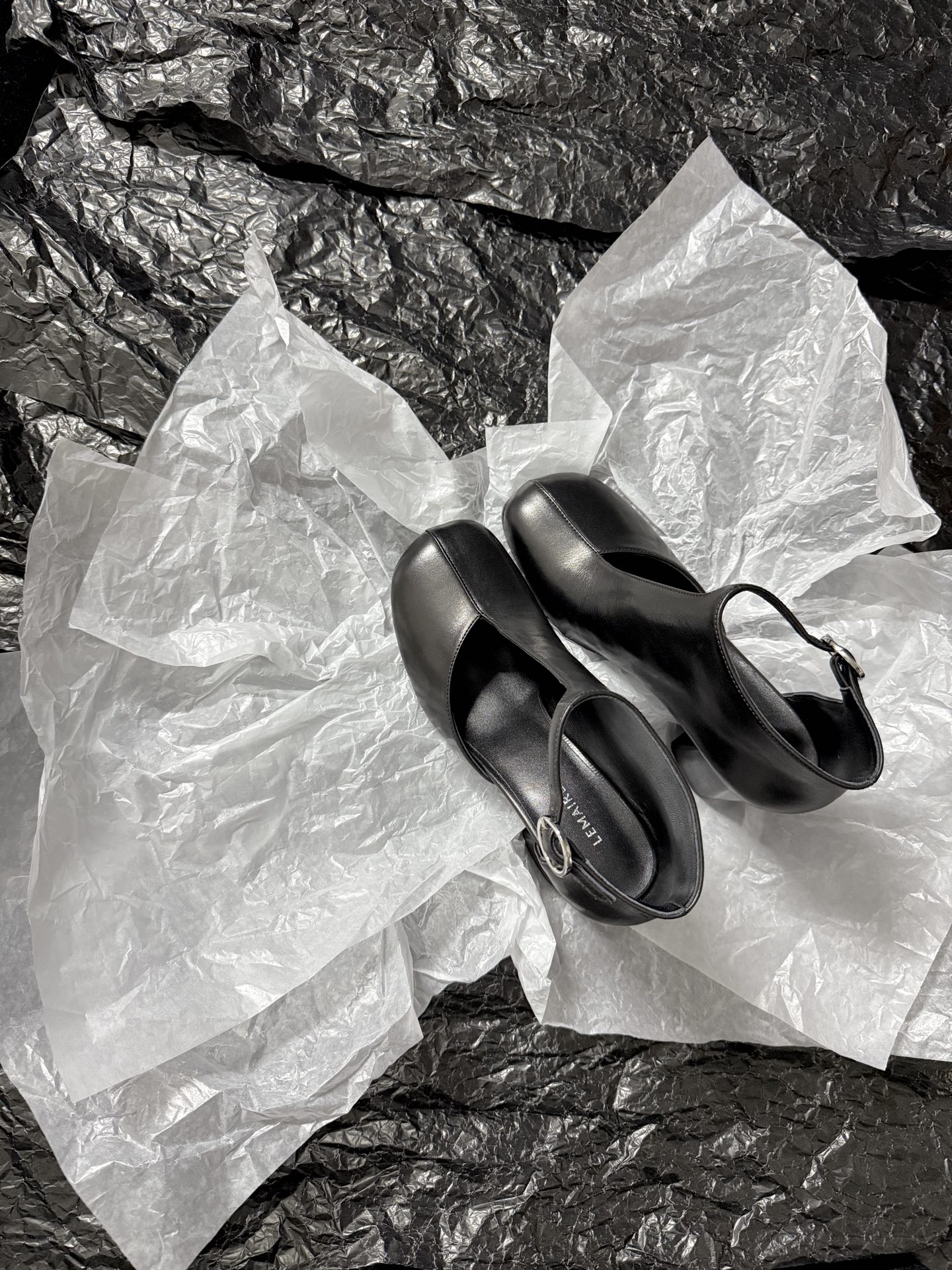 NO:668637,LEMAIR* new product, matte black leather meets the hollow design on the toe, the metal ring buckle touches the neatness of the thick heel. This pair of shoes welds the cool modern and niche accents on the feet, giving off an effortless dark fashion sense with every step. The upper is imported calfskin, the lining is imported sheepskin, the outsole is imported genuine leather, and the heel height is 7.5cm.  Size35-39 (order 40), boots, cowhide, sheepskin, Leather soles19860909LEMAIR* 新品 哑光黑皮遇上方头镂空设计 金属环扣揉着粗跟的利落 这双鞋把冷感摩登与小众腔调焊在脚上 每一步都踩出不费力的暗黑系时髦感 鞋面进口小牛皮 内里进口羊皮 大底进口真皮大底 跟高7.5cm Size35-39（40订）,靴子,boots,cowhide,sheepskin,Leather soles,Women's Shoes