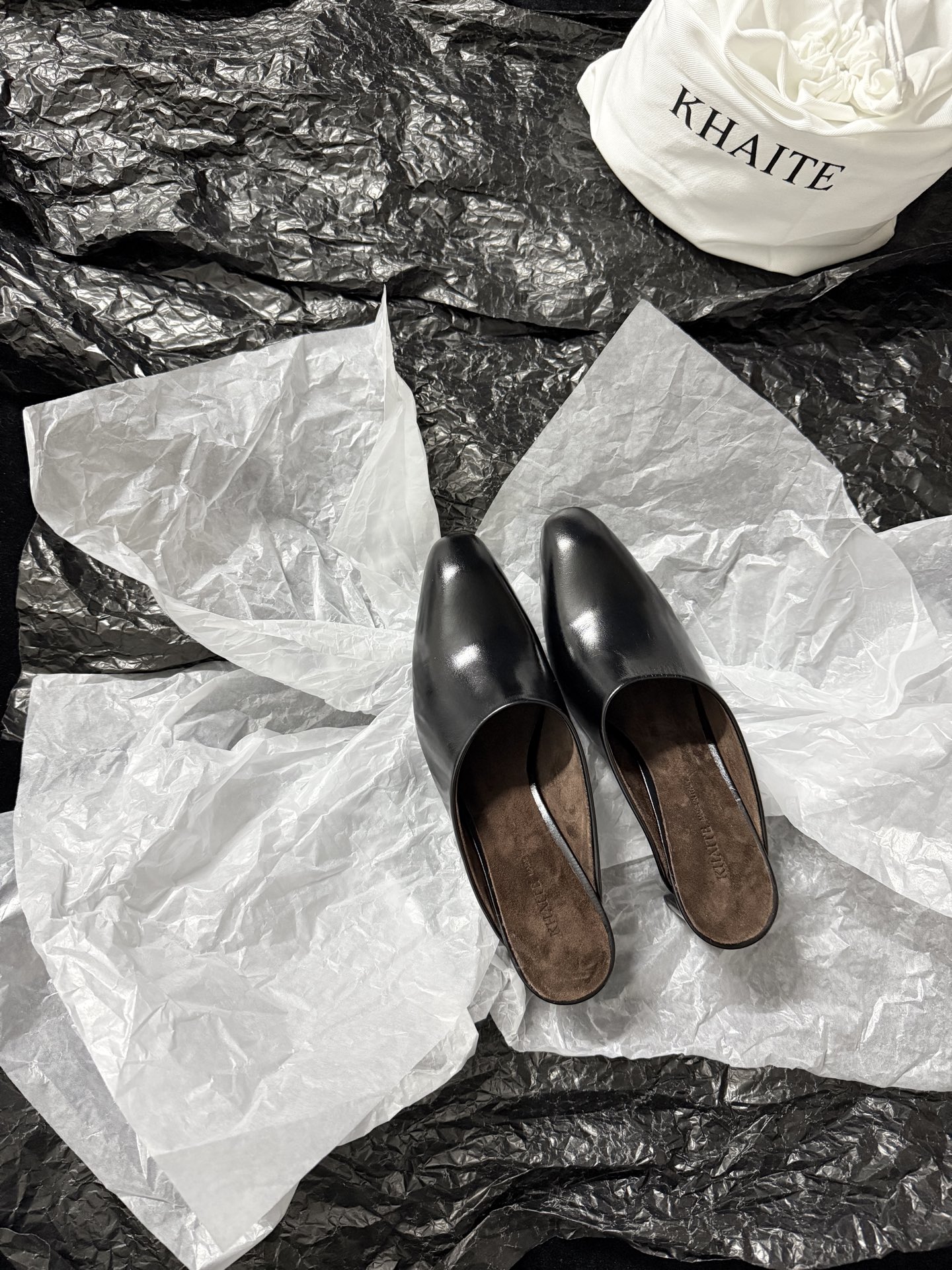 NO:668633,Khait* new product. The slip-on design welds minimalist modernity into daily life. Every step brings out effortless cool fashion. The laziness of the slip-on hides a sense of high-end fashion. Stepping on the foot brings an effortless minimalist tone. The upper is imported cowhide, the lining is imported Yangjing, the outsole is imported genuine leather, and the heel height is 6cm.  SIZE35-39 (set at 40.41), semi-trailer, cowhide, sheep, Leather soles19860909Khait* 新品 一脚蹬的设计把极简摩登焊在日常 每一步都踩出不费力的冷调时髦 一脚蹬的慵懒里藏着高阶时髦感 踩上脚就是不费力的极简腔调 鞋面进口牛皮 内里进口羊京 大底进口真皮大底 跟高6cm SIZE35-39（40.41定）,半拖,cowhide,sheep,Leather soles,Women's Shoes