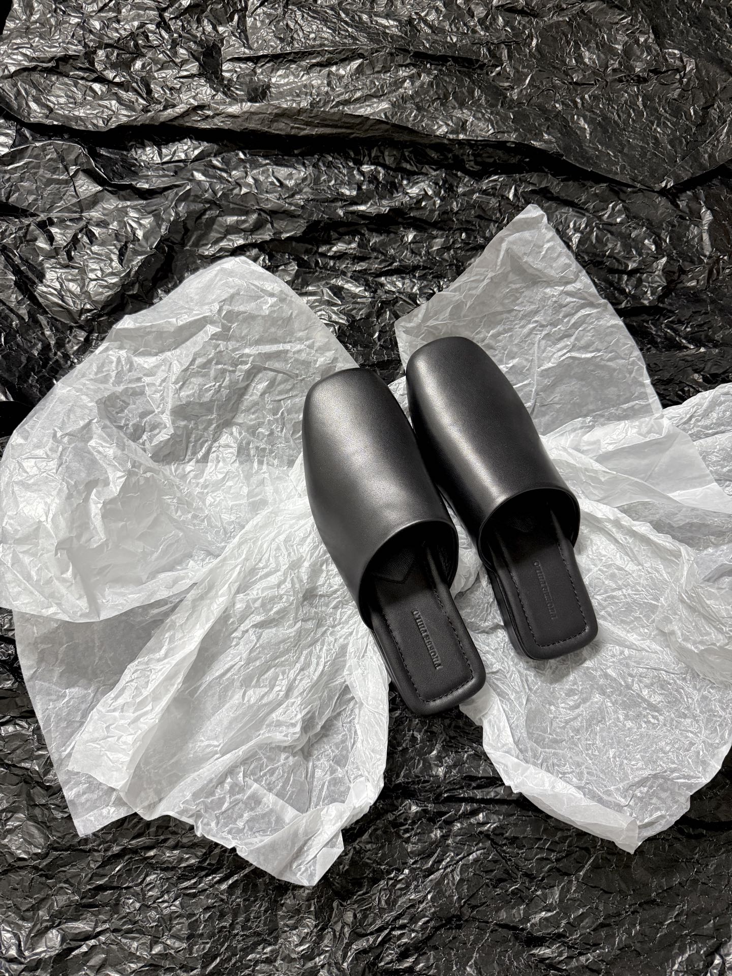 NO:668615,PHOEBE PHIL* New Product Matte Leather Mule Slides | Create a minimalist and high-end feel. When the neat square-toe silhouette meets the cool texture of matte leather, this pair of Mule Slides directly welds the 'minimalist fashion' on the feet. The soft and tough leather is close to the feet and comfortable. The slingback design brings a lazy and casual aura. The pure black color scheme is versatile and not picky. Paired with wide-leg pants, it is a cool urban accent.  Paired with a denim skirt, it adds a relaxed and casual look. You don’t have to worry about matching. This pair of shoes alone can support the whole body’s sense of luxury ~ Imported cowhide for the upper, imported sheepskin for the lining, and imported genuine leather outsole. Size 35-39 (customized at 40.41), half drag, skirts, cowhide, sheepskin, Leather soles19860909PHOEBE PHIL* 新品 哑光皮革穆勒拖｜踩出极简高级感 当利落的方头廓形遇上哑光皮革的冷冽质感 这双穆勒拖直接把“极简时髦”焊在了脚上 软韧的皮革贴脚又舒服 露跟设计自带慵懒随性的气场 纯黑的配色更是百搭不挑风格 搭阔腿裤是清冷的都市腔调 配牛仔裙又多了份松弛的随性 不用费心搭配 单靠这双鞋就能撑起全身上下的高级感～ 鞋面进口牛皮 内里进口羊皮 大底 进口真皮大底 Size35-39（40.41定做）,半拖,skirts,cowhide,sheepskin,Leather soles,Women's Shoes