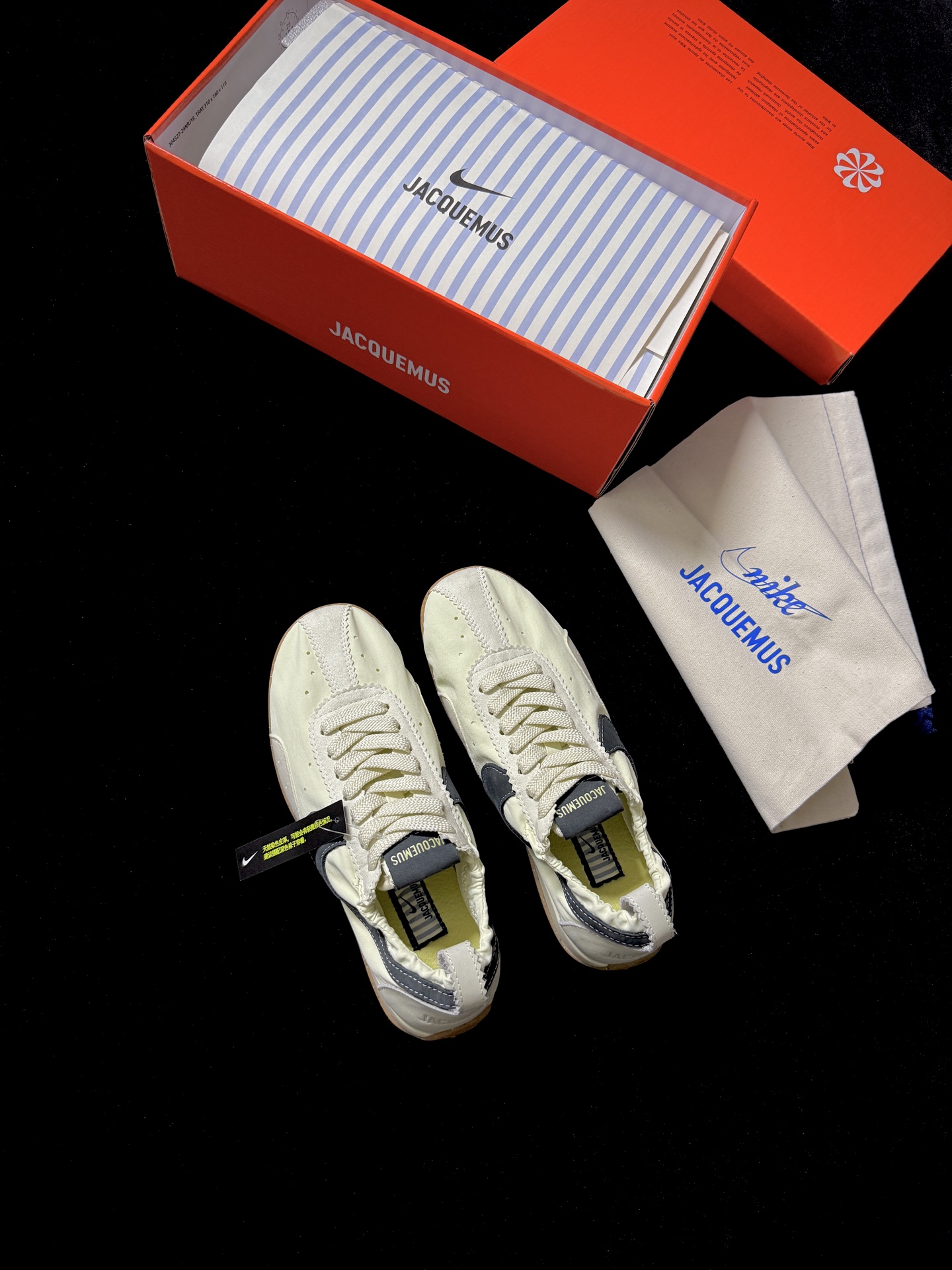 NO:705614,JACQUEMU*  The low-cut version captures comfort and aura and is suitable for coffee shops, art markets, short trips and other occasions. Paired with a knitted cardigan, it is a gentle French relaxed style. Paired with cargo shorts, it can create a cool street avant-garde feel. The upper is imported cowhide and nylon umbrella cloth. The lining is imported nylon umbrella cloth. High-elastic memory cotton outsole. ZP molded outsole. Size35-39 (customized at 40)  Price,casual shoes/sports shoes,sneakers,shorts,cowhide19860909JACQUEMU* X NIK*新品阿甘鞋 Jacquemus x Nik*联名跑鞋｜法式慵懒的运动解构 Jacquemus以标志性的南法美学为内核 与Nik*联手重塑阿甘鞋廓形 水洗帆布的柔润触感碰撞利落的流线鞋型 消解了运动鞋的硬核属性 鞋舌处低调的联名标识彰显格调 低帮的版型拿捏住舒适与气场 适配咖啡探店、艺术市集、短途旅行等场合 搭针织开衫是温柔的法式松弛风 配工装短裤又能营造出酷飒的街头先锋感 鞋面进口牛皮.尼龙伞布 内里进口尼龙伞布.高弹记忆棉 大底ZP开模大底 Size35-39（40定） Price,休闲鞋/运动鞋,sneakers,shorts,cowhide,Women's Shoes