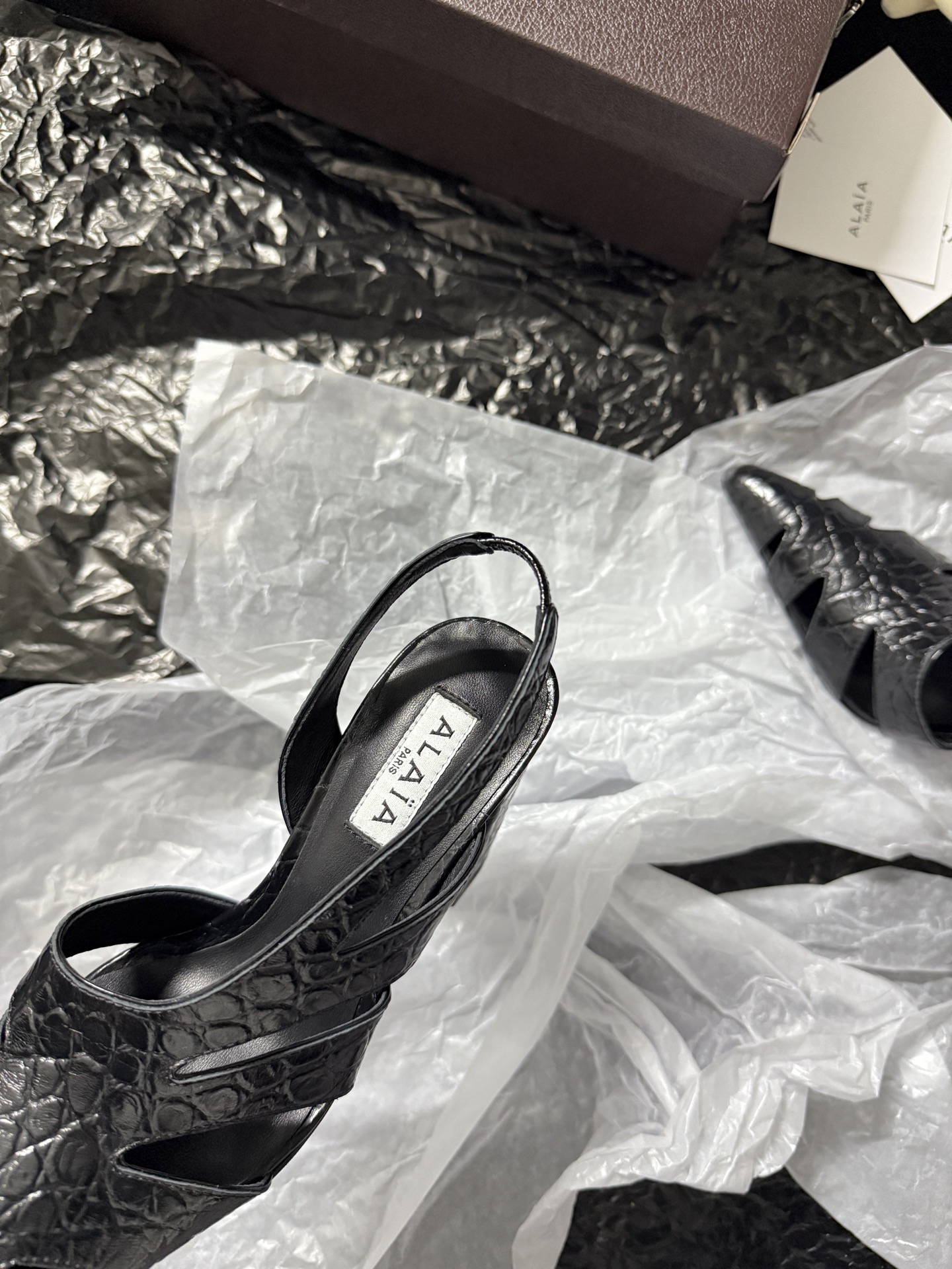 ALAIA 𝟐𝟔/𝐀𝐖新品ALAÏA 蛇纹镂空后空凉鞋｜高定野性的流动诗意ALAÏA 以蛇纹压纹皮革重塑