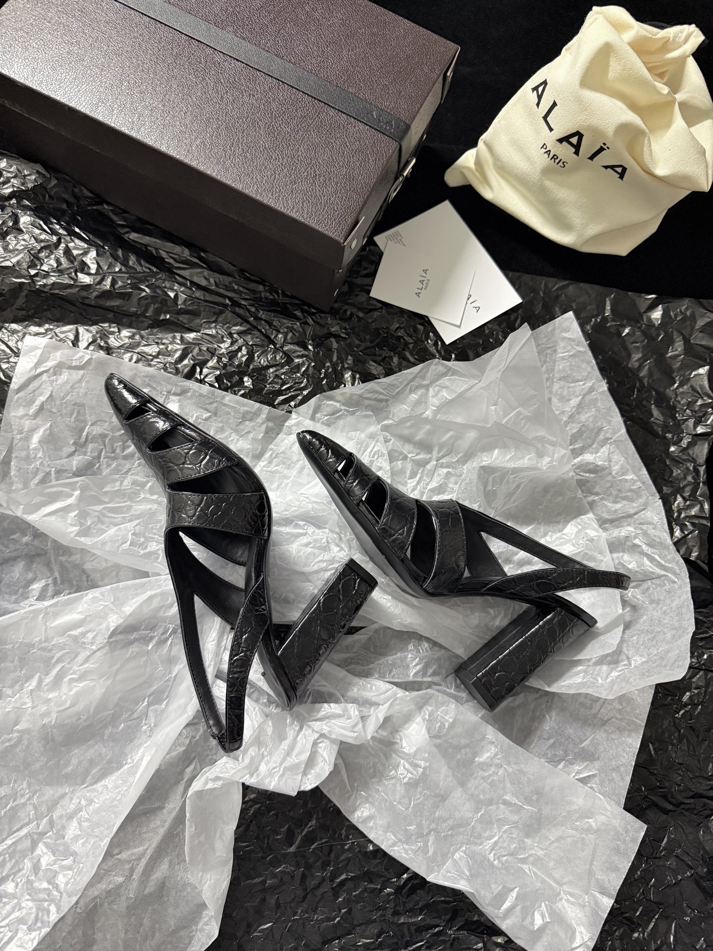 ALAIA 𝟐𝟔/𝐀𝐖新品ALAÏA 蛇纹镂空后空凉鞋｜高定野性的流动诗意ALAÏA 以蛇纹压纹皮革重塑