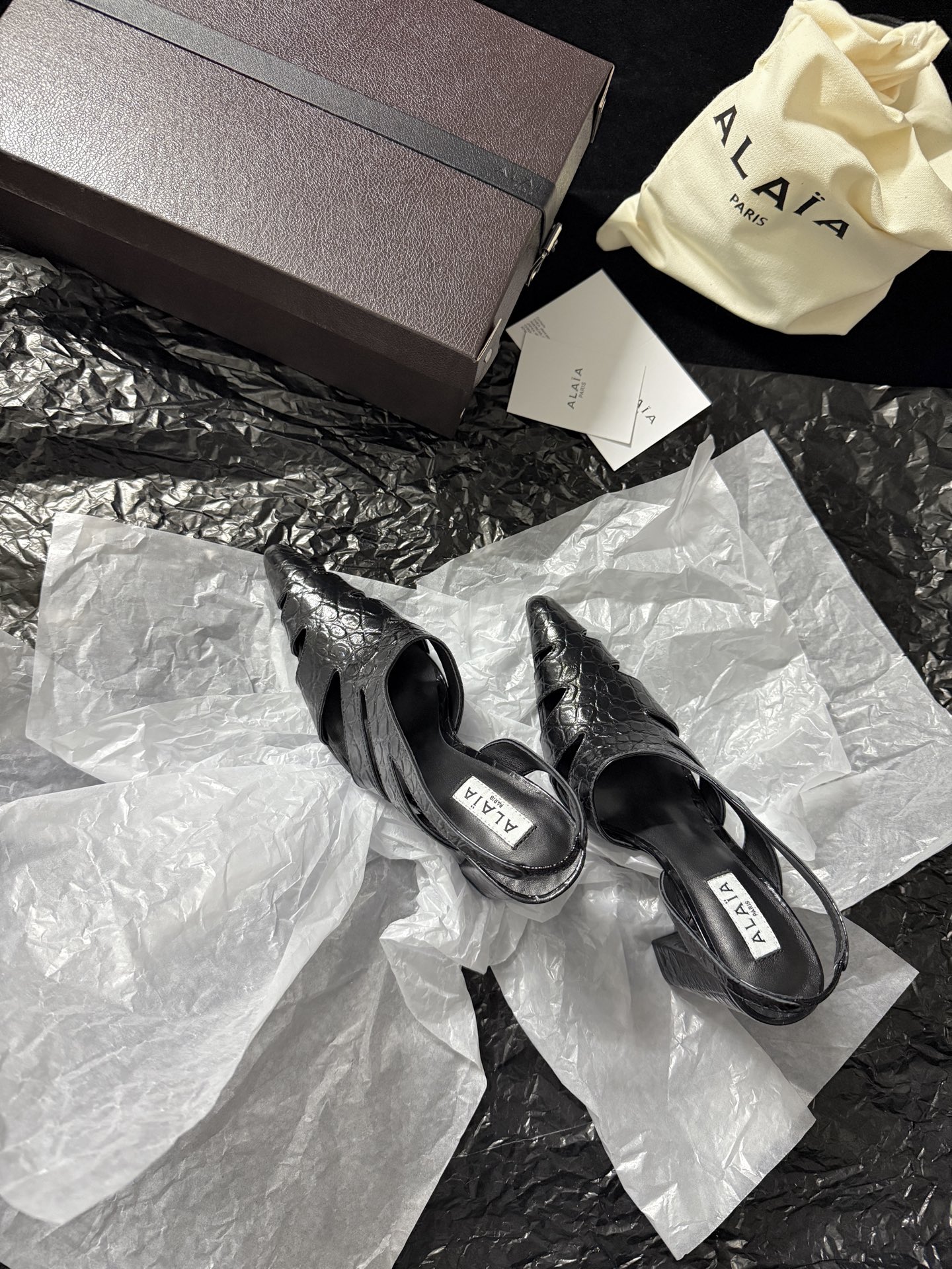 ALAIA 𝟐𝟔/𝐀𝐖新品ALAÏA 蛇纹镂空后空凉鞋｜高定野性的流动诗意ALAÏA 以蛇纹压纹皮革重塑