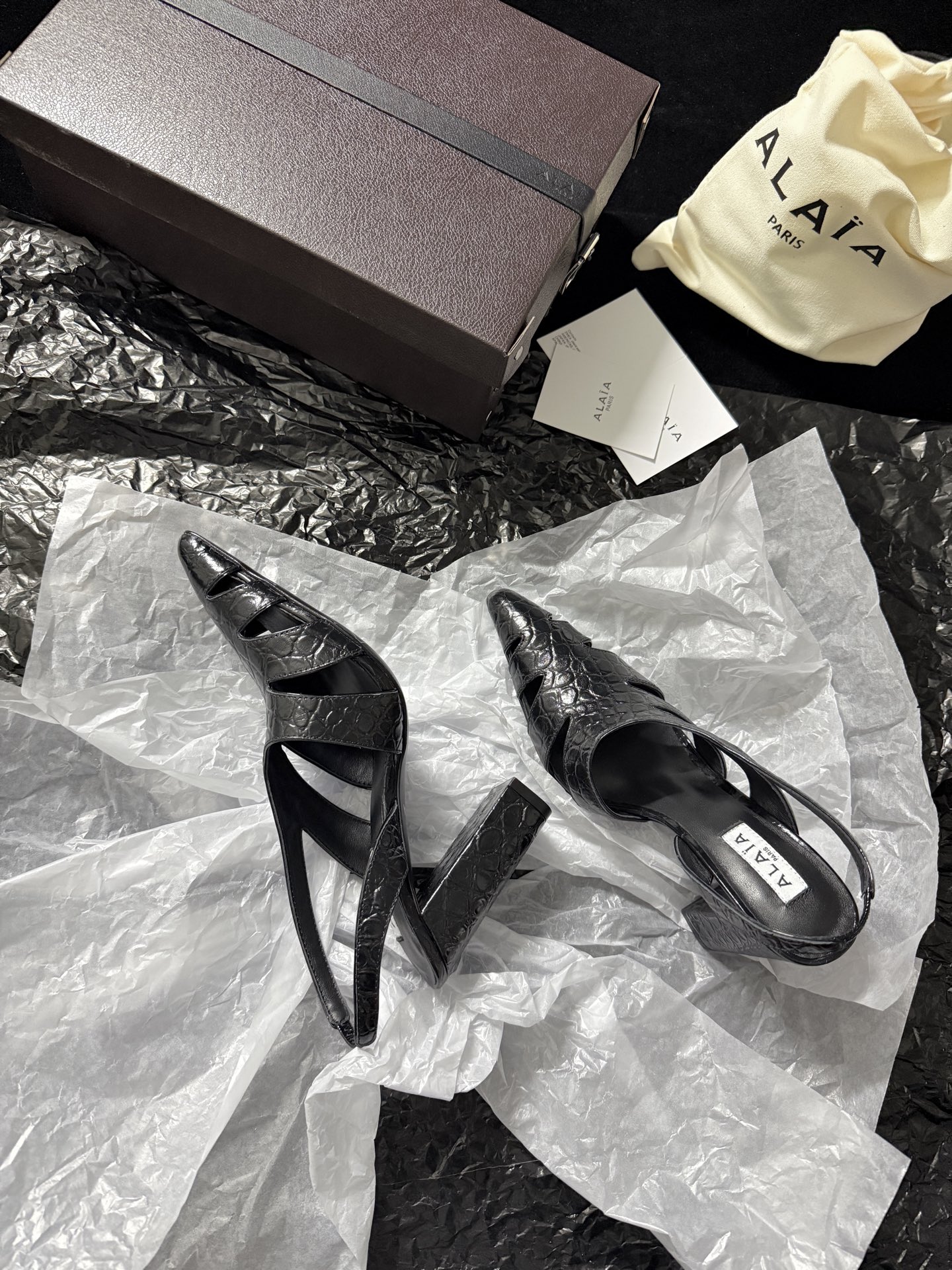 ALAIA 𝟐𝟔/𝐀𝐖新品ALAÏA 蛇纹镂空后空凉鞋｜高定野性的流动诗意ALAÏA 以蛇纹压纹皮革重塑