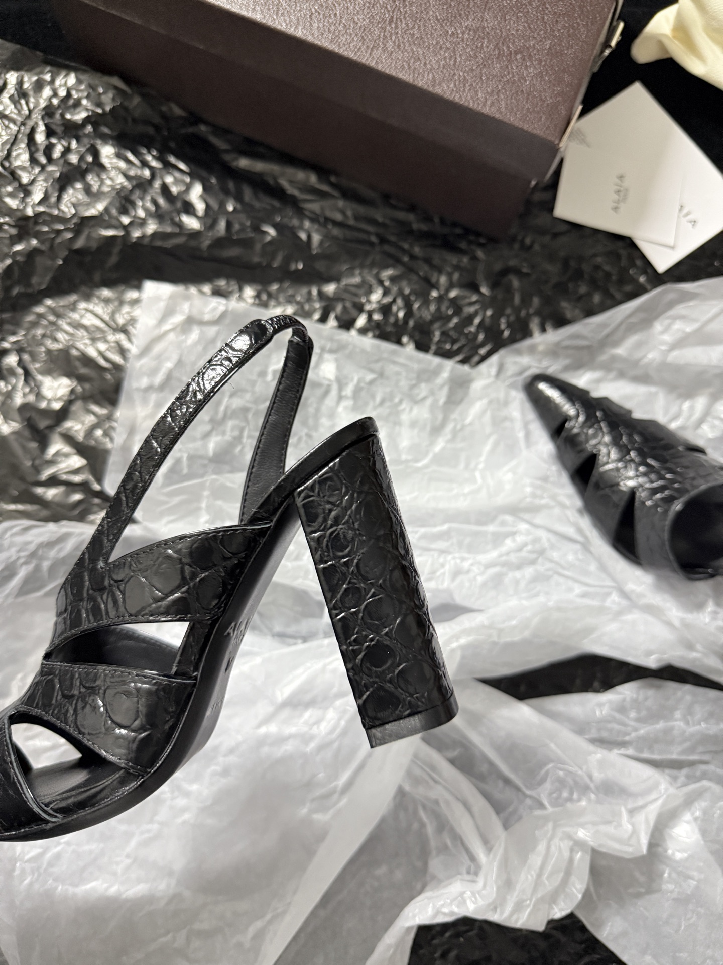 ALAIA 𝟐𝟔/𝐀𝐖新品ALAÏA 蛇纹镂空后空凉鞋｜高定野性的流动诗意ALAÏA 以蛇纹压纹皮革重塑