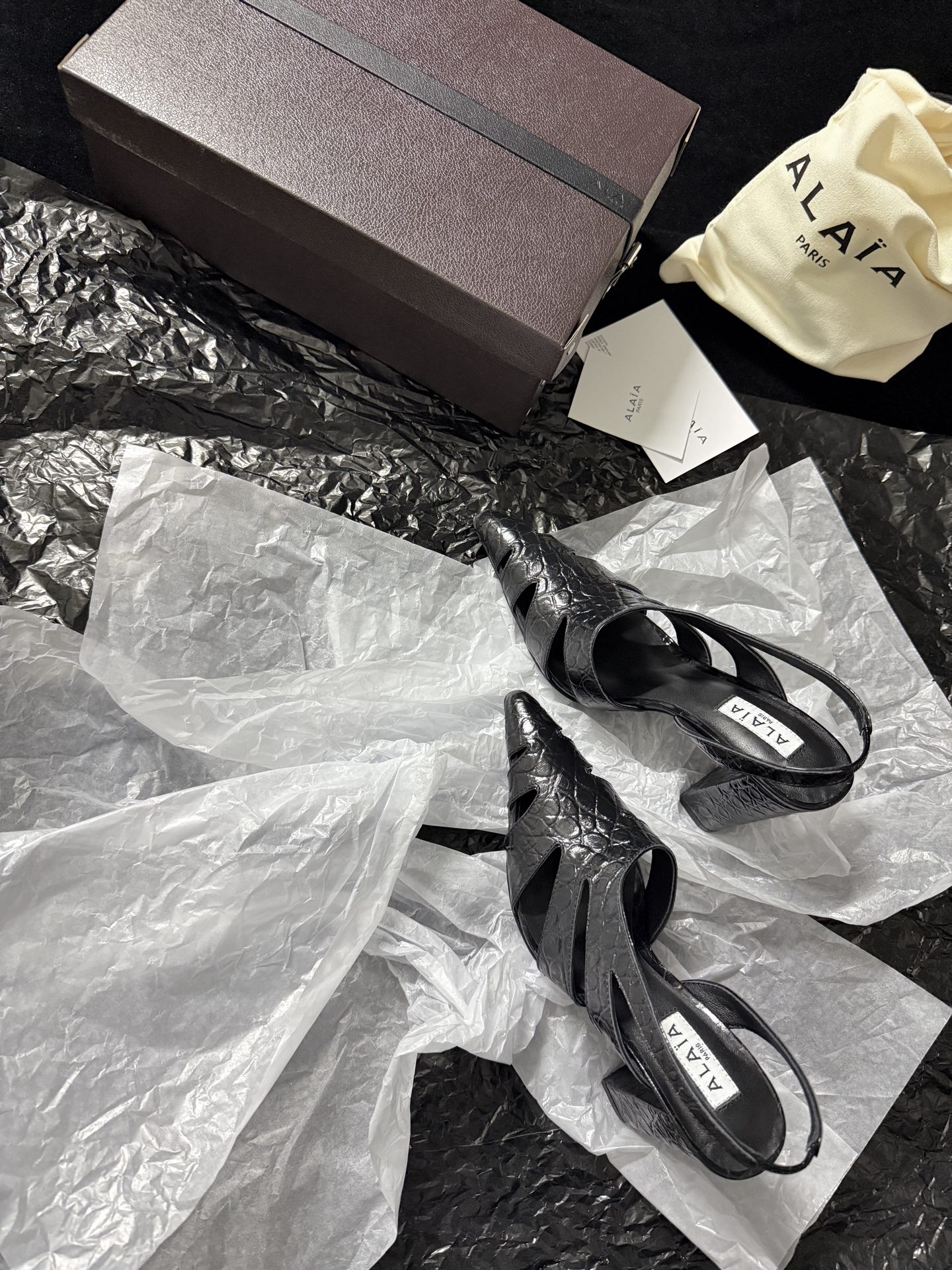 ALAIA 𝟐𝟔/𝐀𝐖新品ALAÏA 蛇纹镂空后空凉鞋｜高定野性的流动诗意ALAÏA 以蛇纹压纹皮革重塑