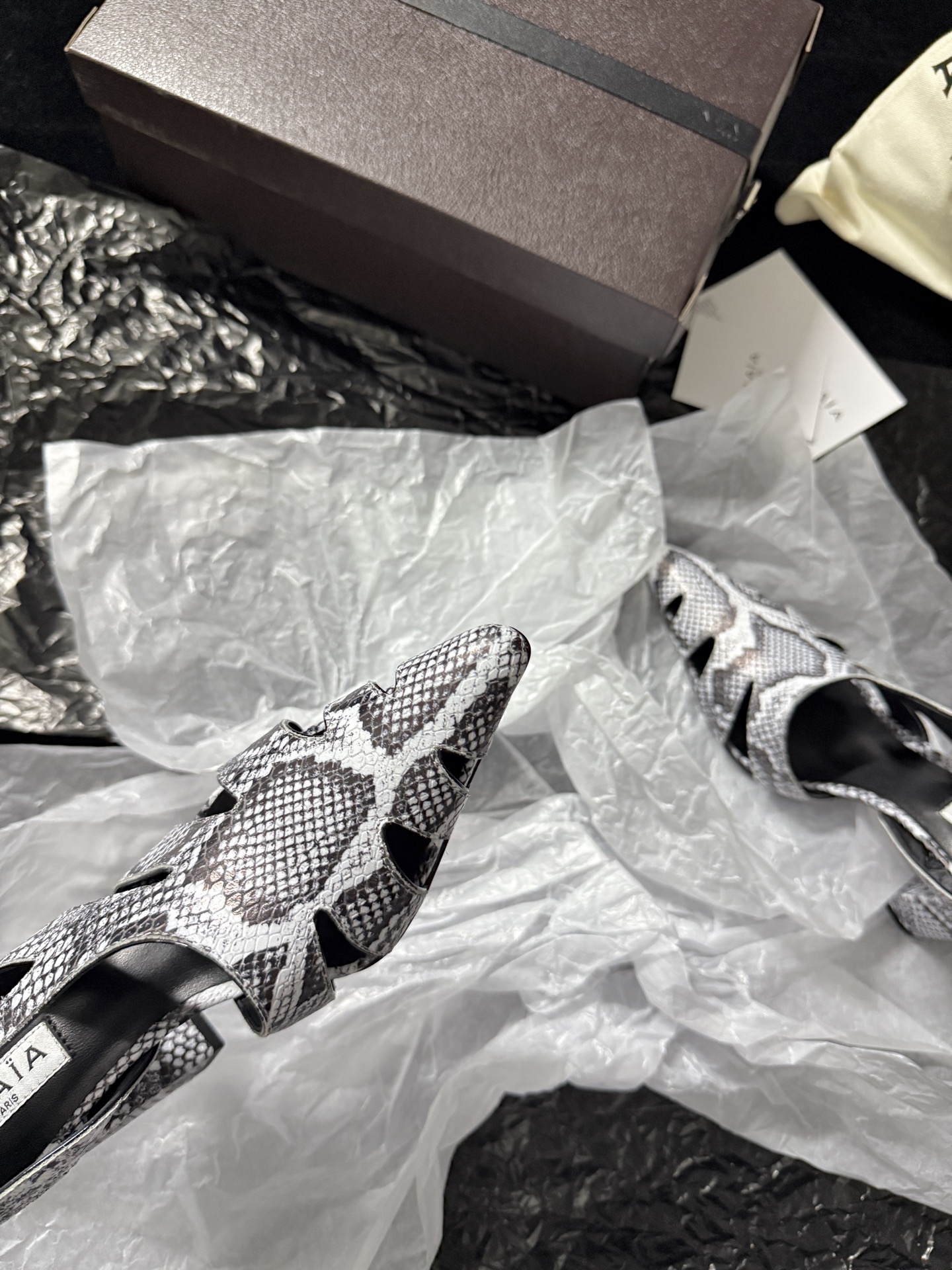 ALAIA 𝟐𝟔/𝐀𝐖新品ALAÏA 蛇纹镂空后空凉鞋｜高定野性的流动诗意ALAÏA 以蛇纹压纹皮革重塑