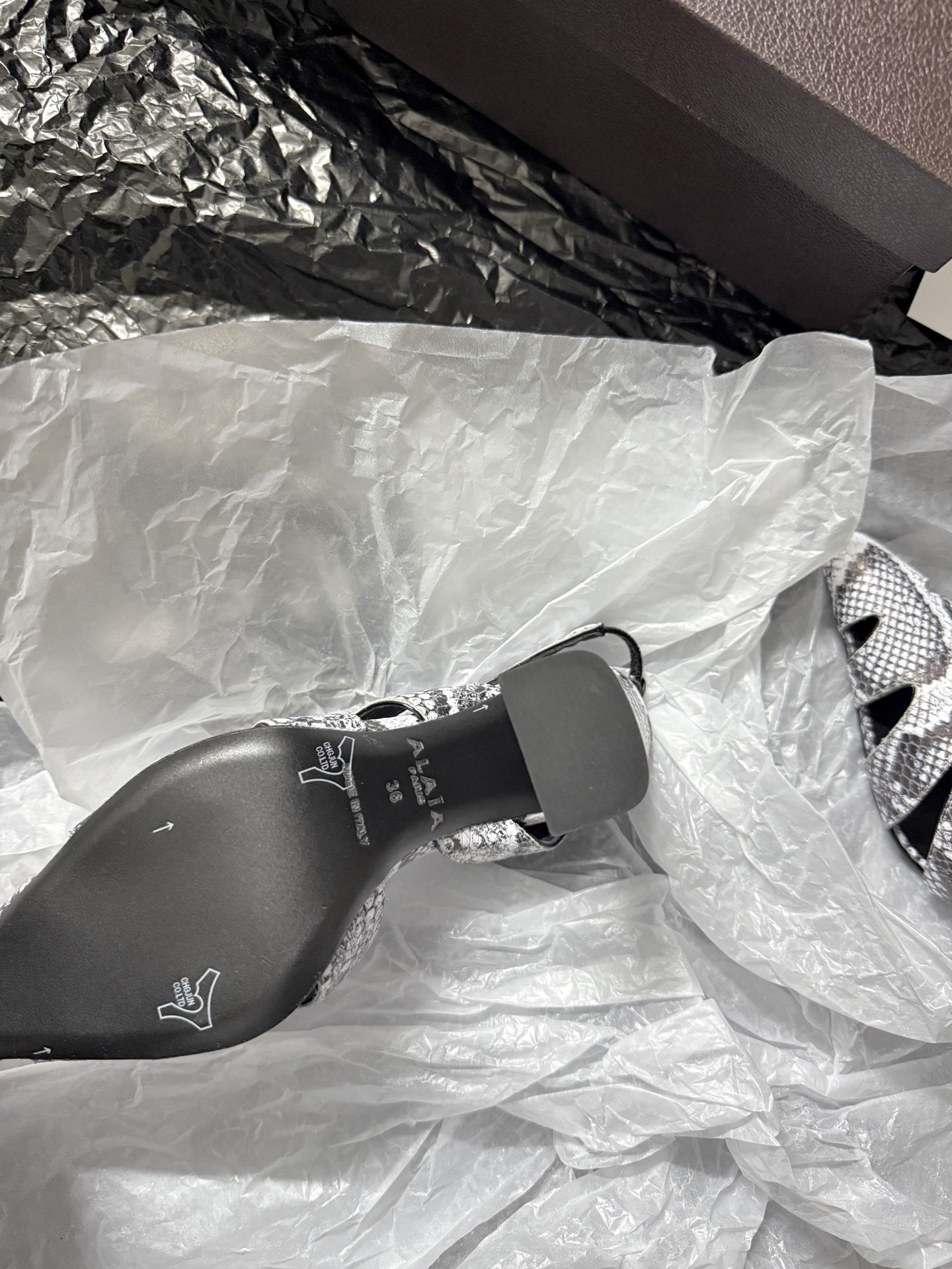 ALAIA 𝟐𝟔/𝐀𝐖新品ALAÏA 蛇纹镂空后空凉鞋｜高定野性的流动诗意ALAÏA 以蛇纹压纹皮革重塑